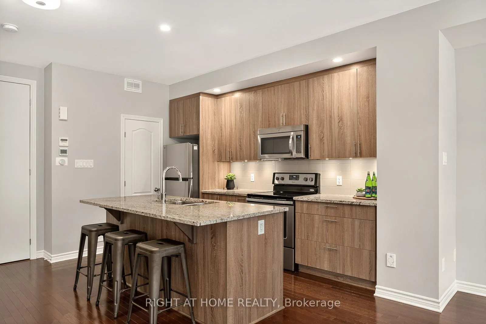 Photo 8 of 521 Chaperal Private, Ottawa, Avalon West — HOMEH
