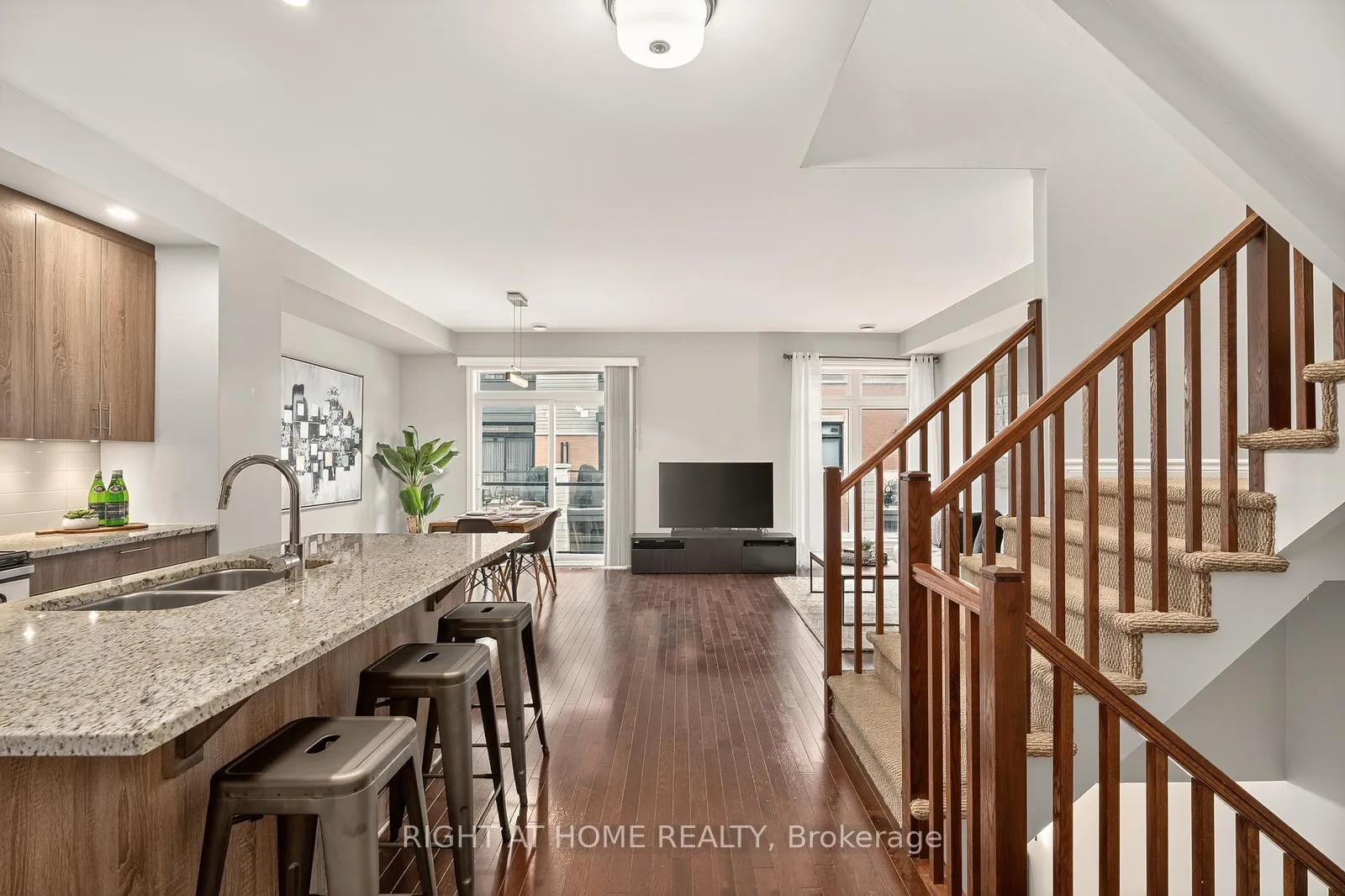 Photo 10 of 521 Chaperal Private, Ottawa, Avalon West — HOMEH
