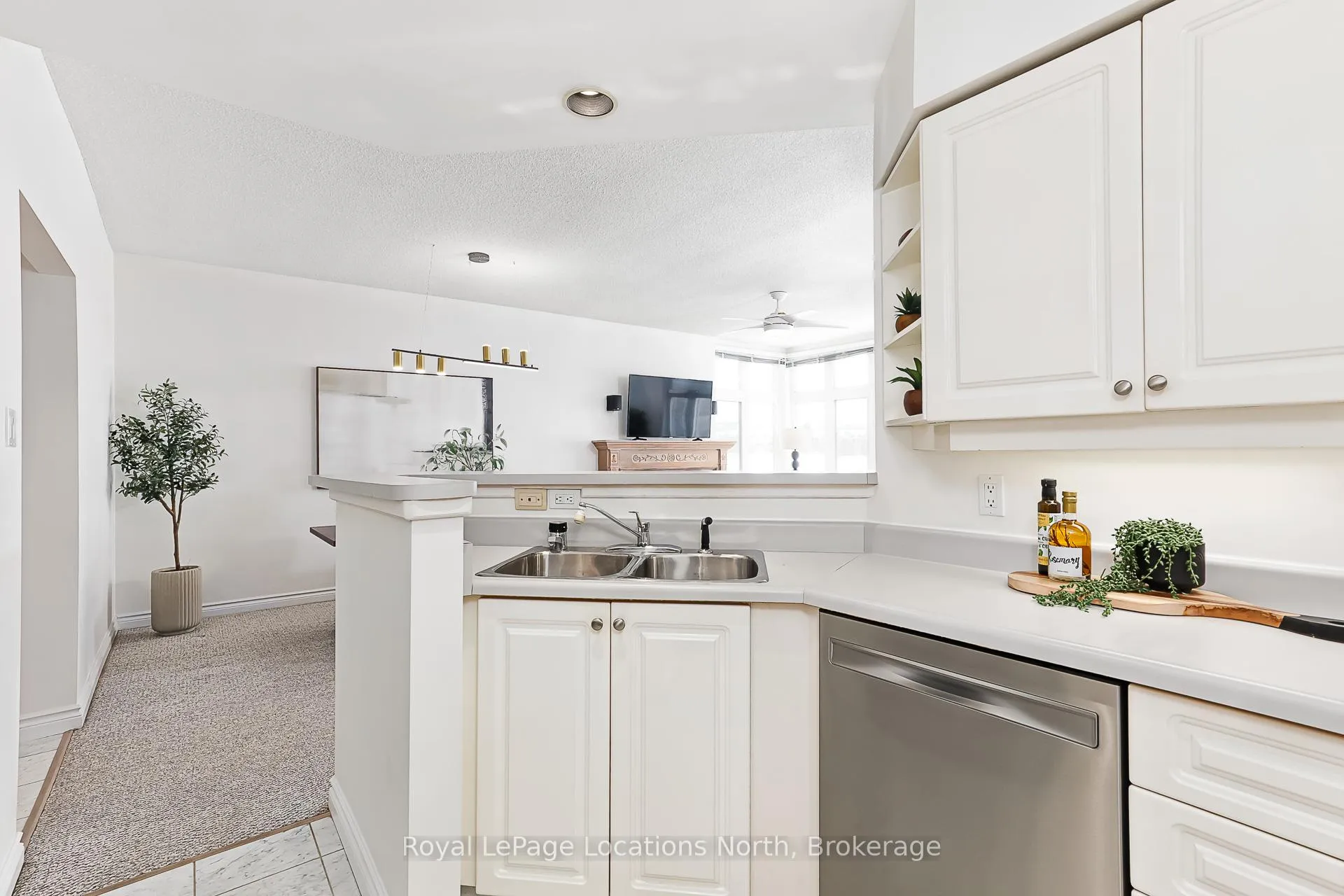 Photo 10 of 864 Suncrest Circle, Collingwood — HOMEH