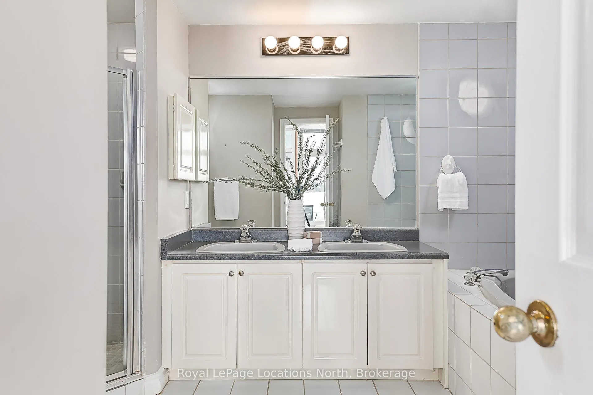 Photo 16 of 864 Suncrest Circle, Collingwood — HOMEH