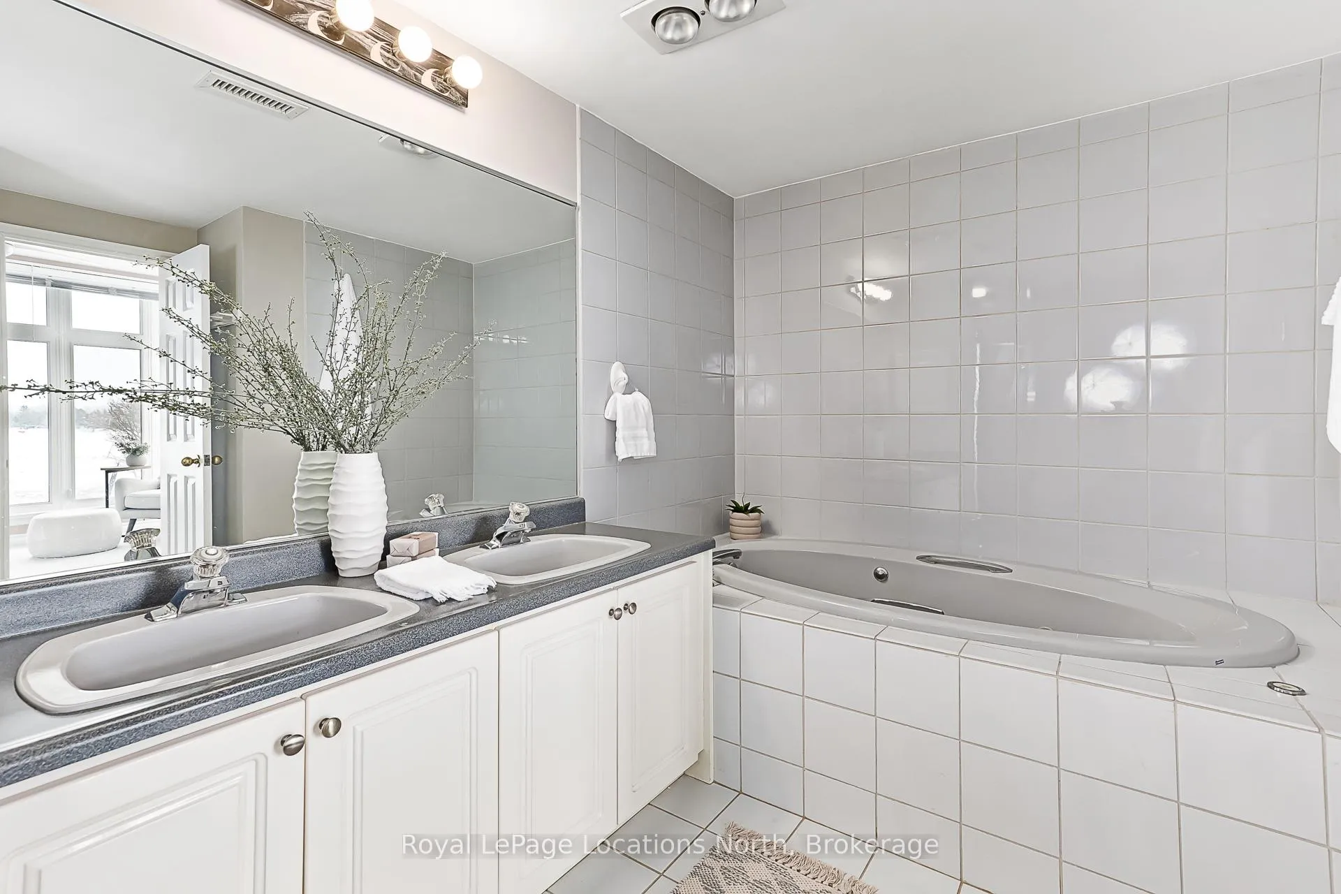 Photo 17 of 864 Suncrest Circle, Collingwood — HOMEH