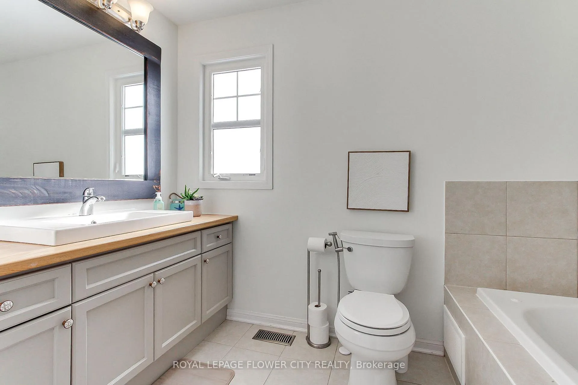 Photo 28 of 917 Mctrach Crescent, Milton, Harrison — HOMEH
