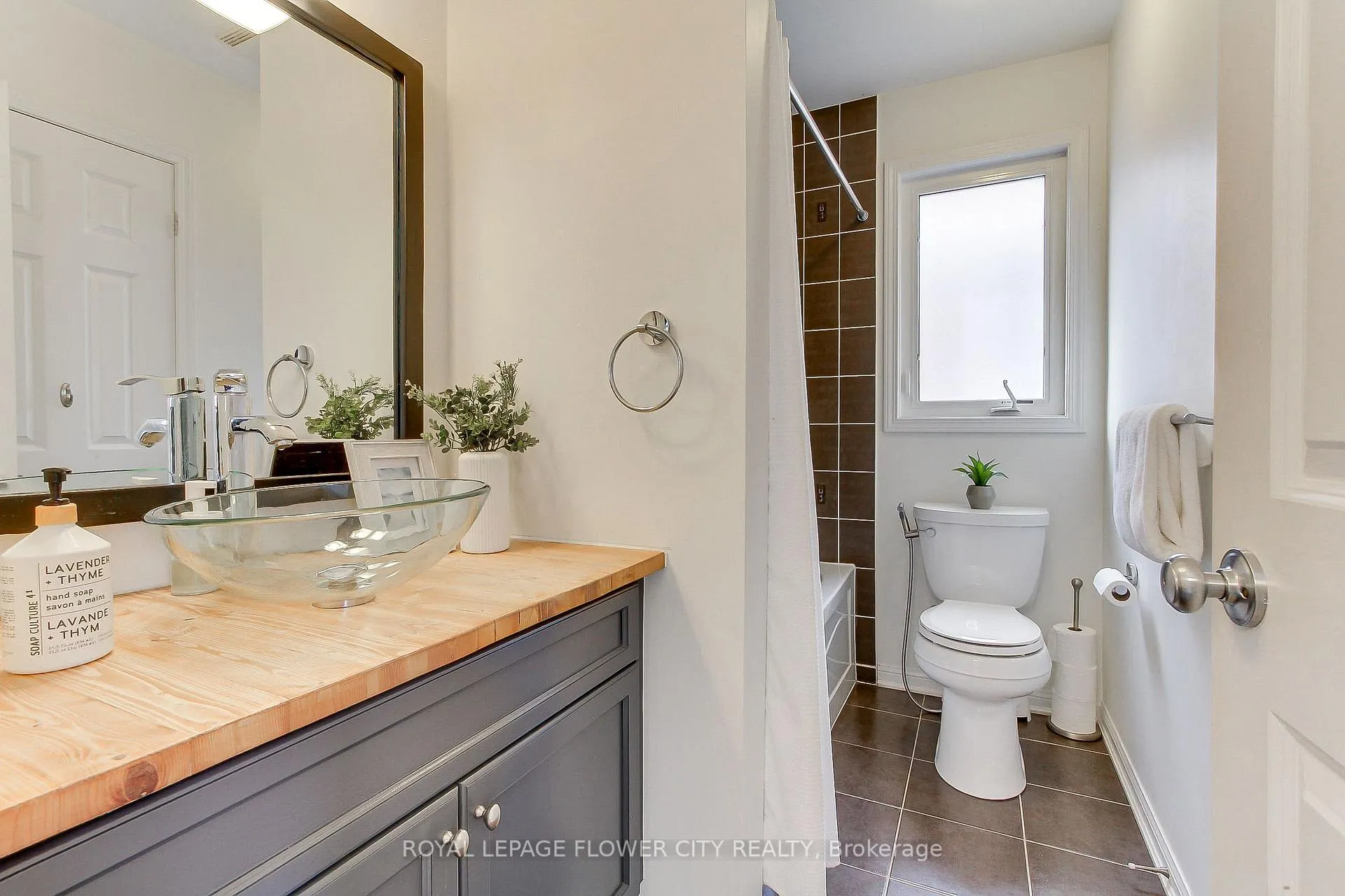 Photo 36 of 917 Mctrach Crescent, Milton, Harrison — HOMEH