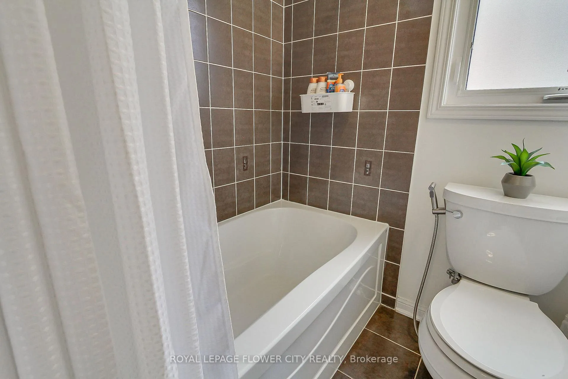 Photo 38 of 917 Mctrach Crescent, Milton, Harrison — HOMEH