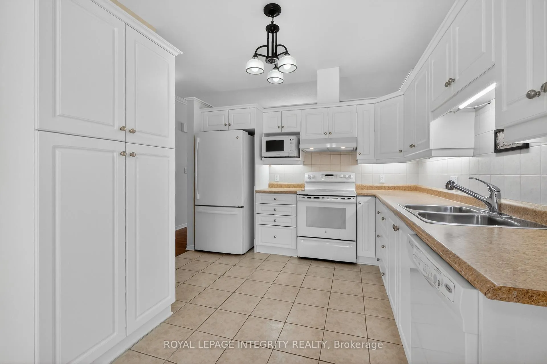 Photo 10 of 657 Country Trail Private, Ottawa, Carlsbad Springs — HOMEH