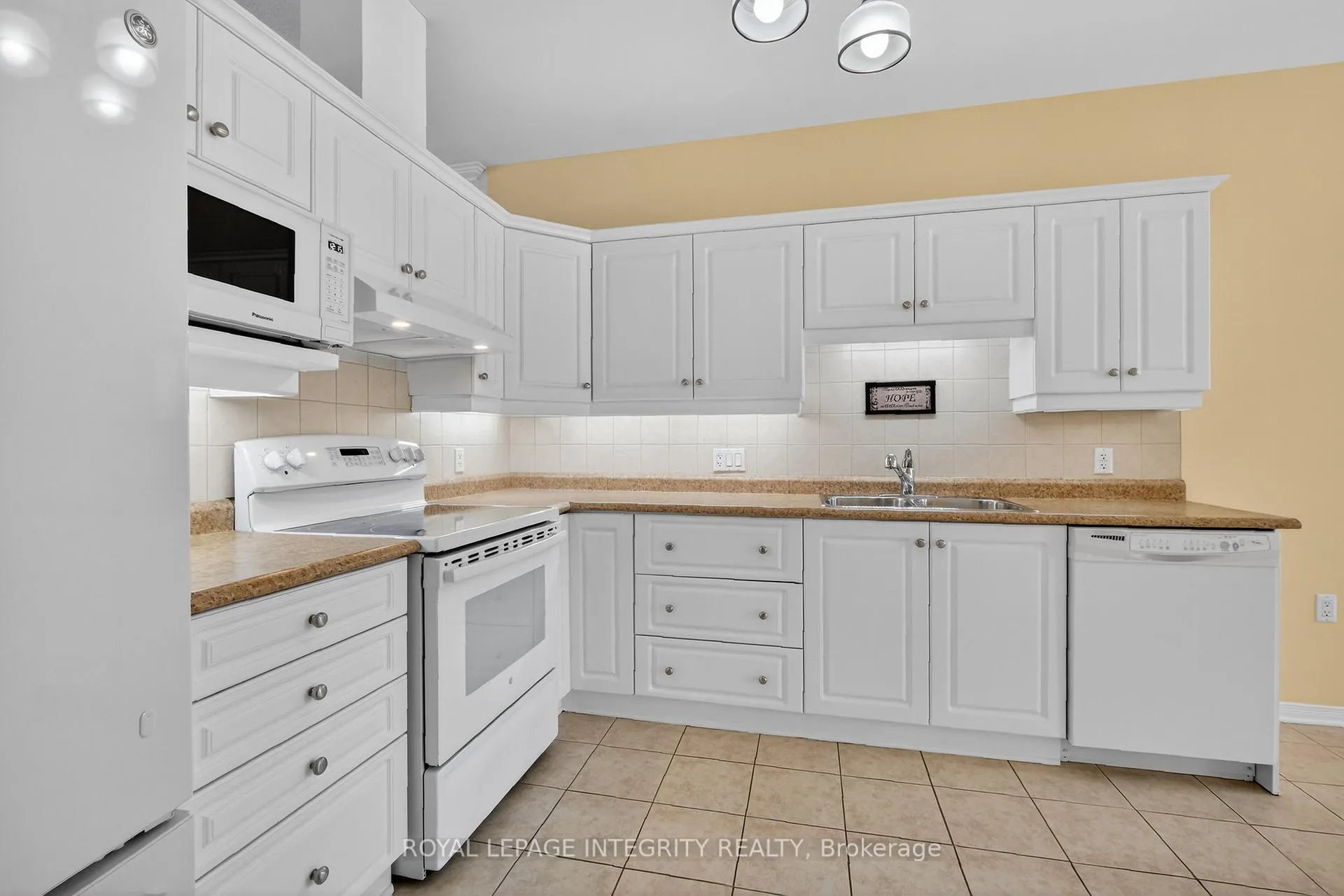 Photo 11 of 657 Country Trail Private, Ottawa, Carlsbad Springs — HOMEH