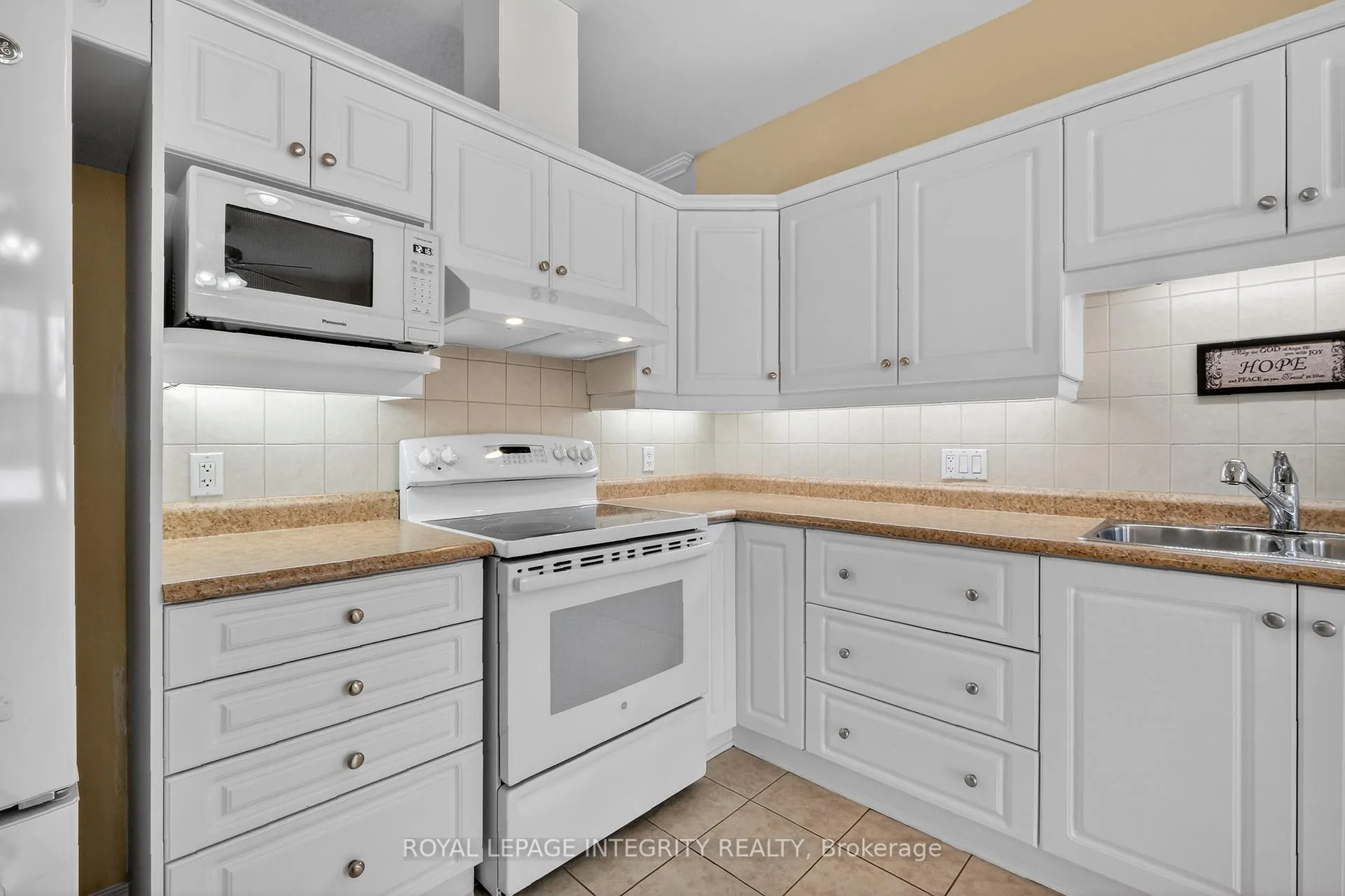Photo 12 of 657 Country Trail Private, Ottawa, Carlsbad Springs — HOMEH