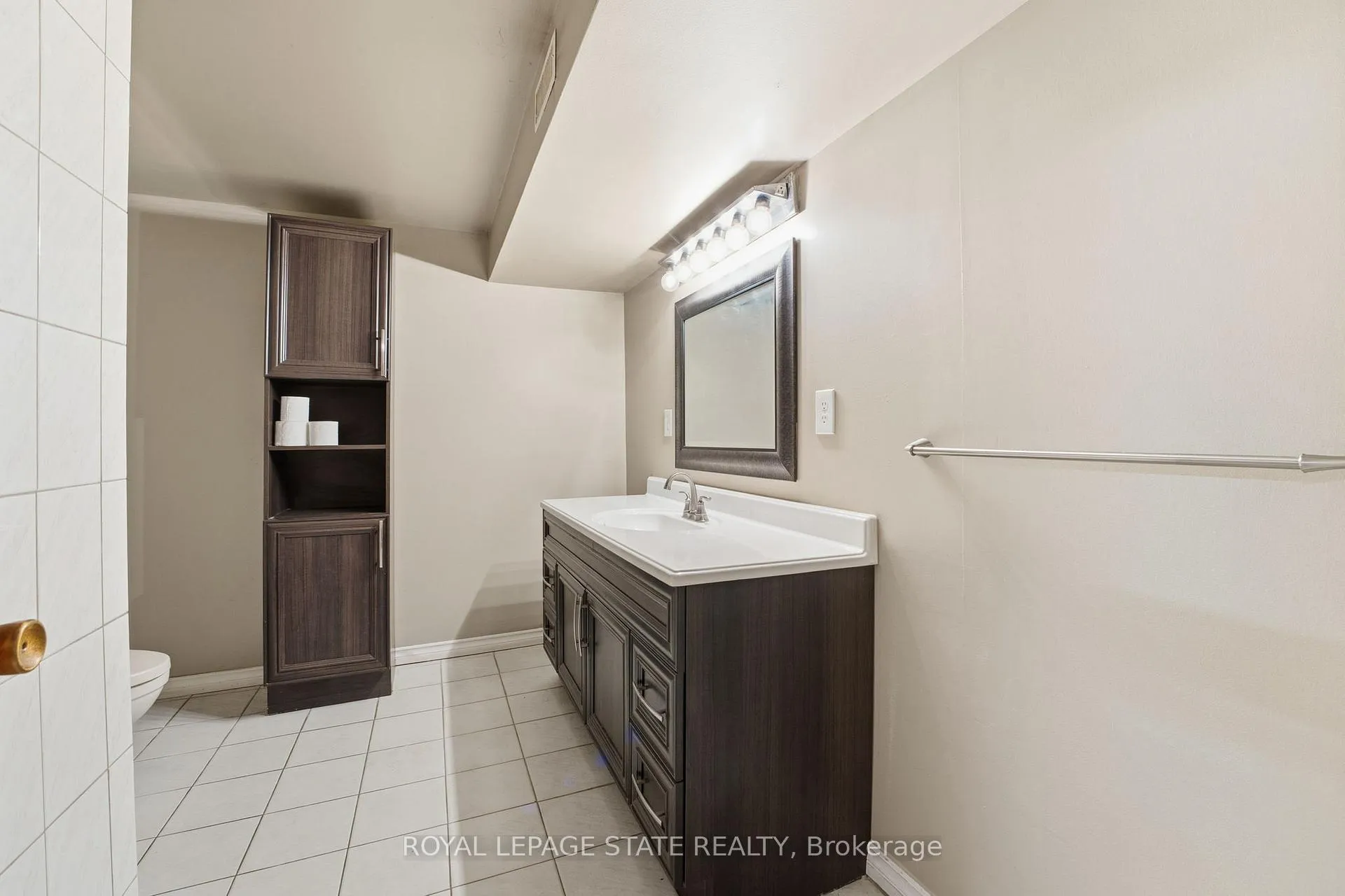 Photo 24 of 156 Kentley Drive, Hamilton, Kentley — HOMEH