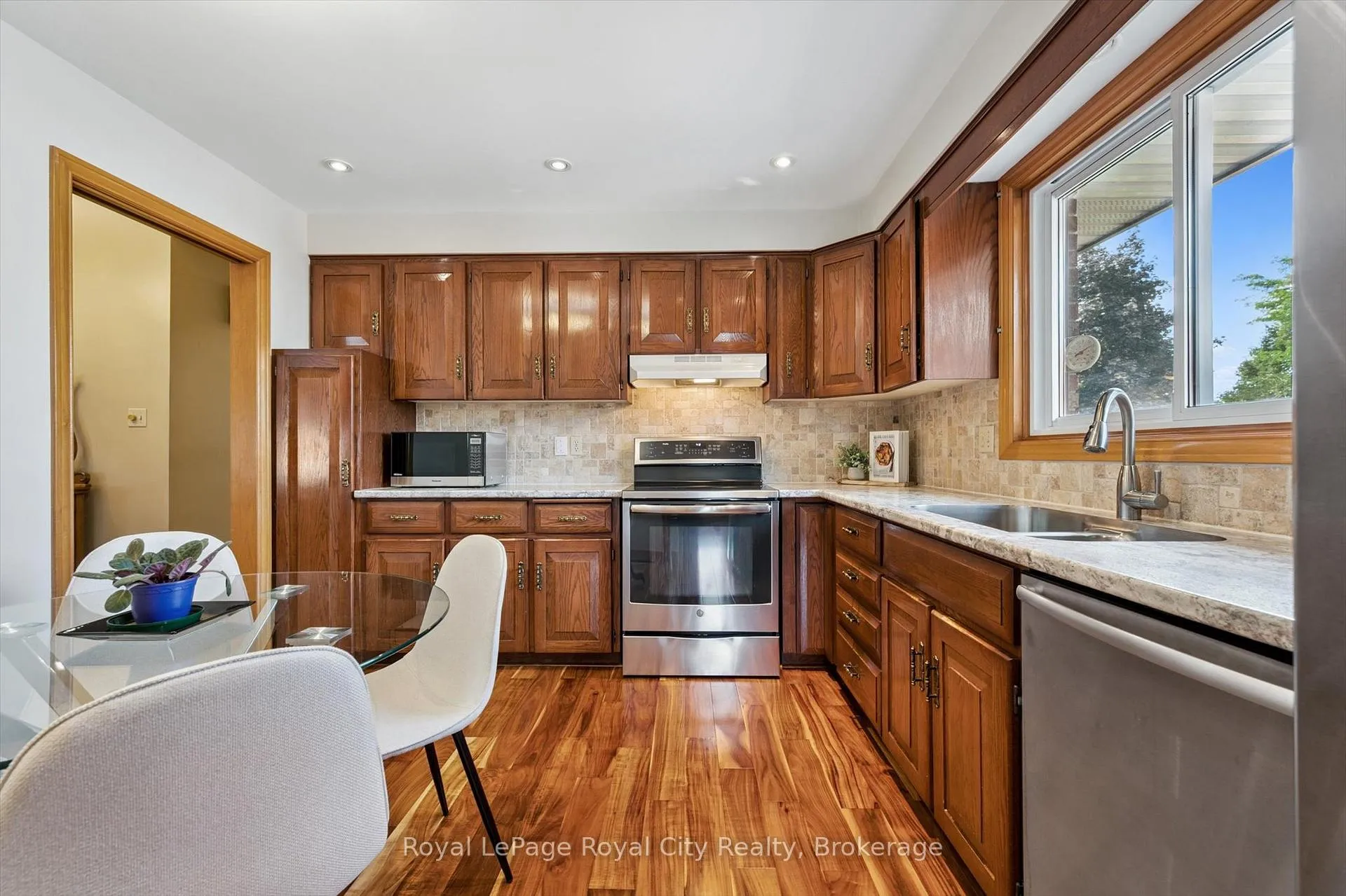 Photo 16 of 28 Wimbledon Road, Guelph, Willow West/Sugarbush/West Acres — HOMEH