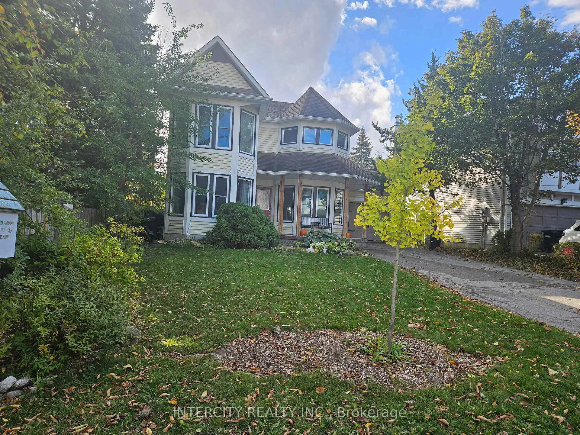 Front of 981 Linden Street S