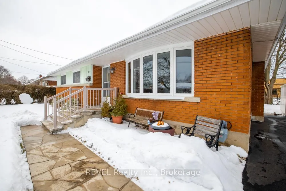 Photo 3 of 87 Royal Manor Drive, St. Catharines, Carlton/Bunting — HOMEH