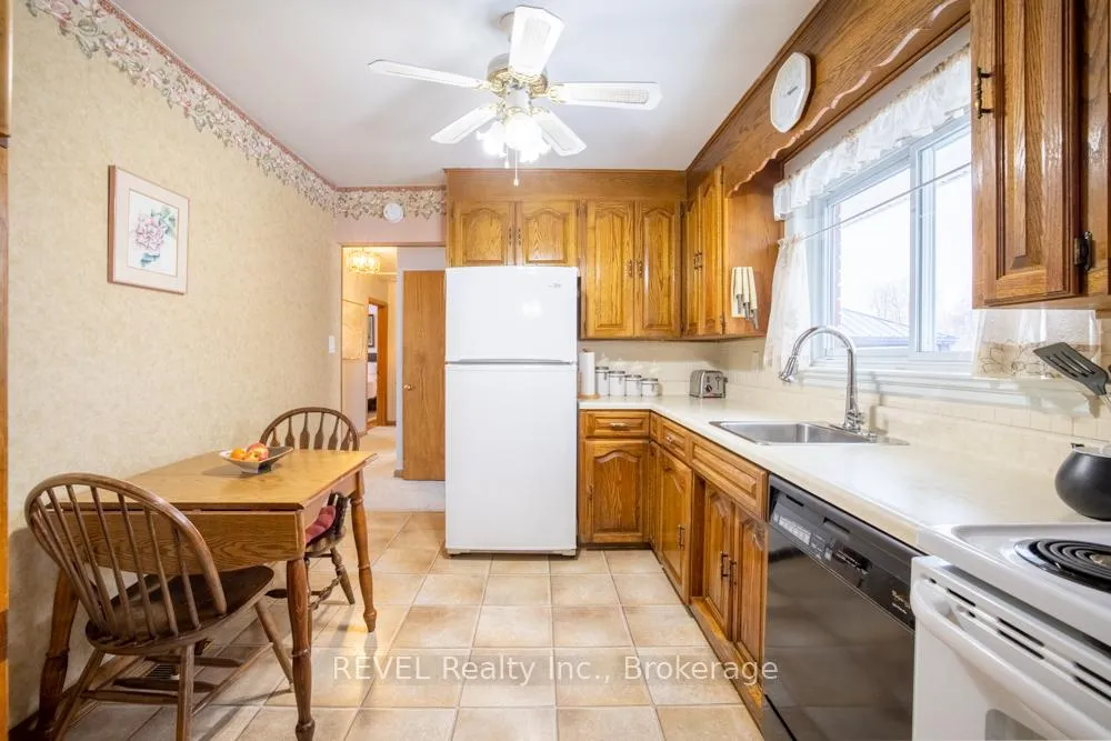 Photo 11 of 87 Royal Manor Drive, St. Catharines, Carlton/Bunting — HOMEH