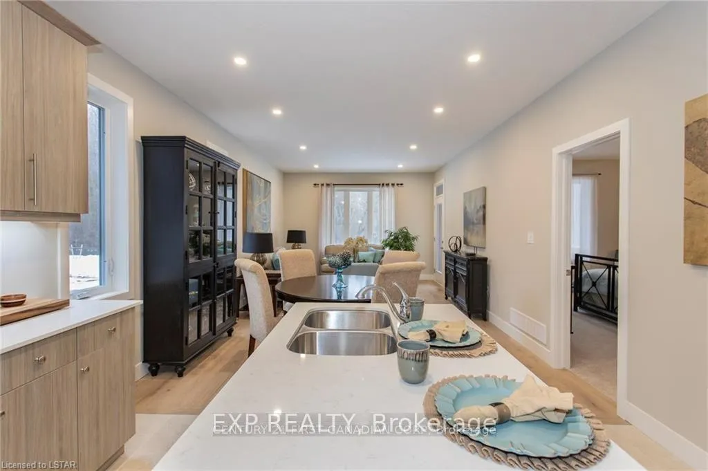 Photo 4 of 2244 Evans Boulevard, London, South U — HOMEH