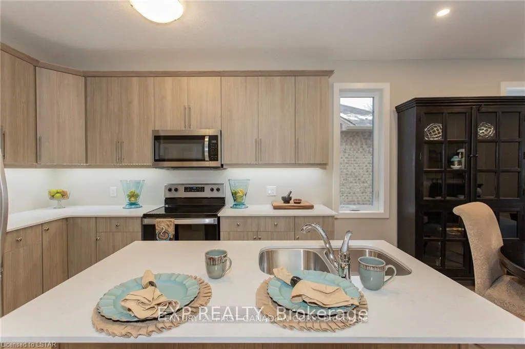 Photo 6 of 2244 Evans Boulevard, London, South U — HOMEH