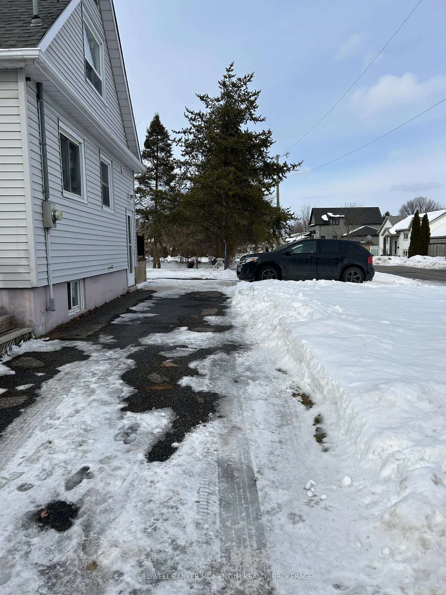 Photo 3 of Unit Unit 1, 303 Carlton Street, St. Catharines, Fairview — HOMEH