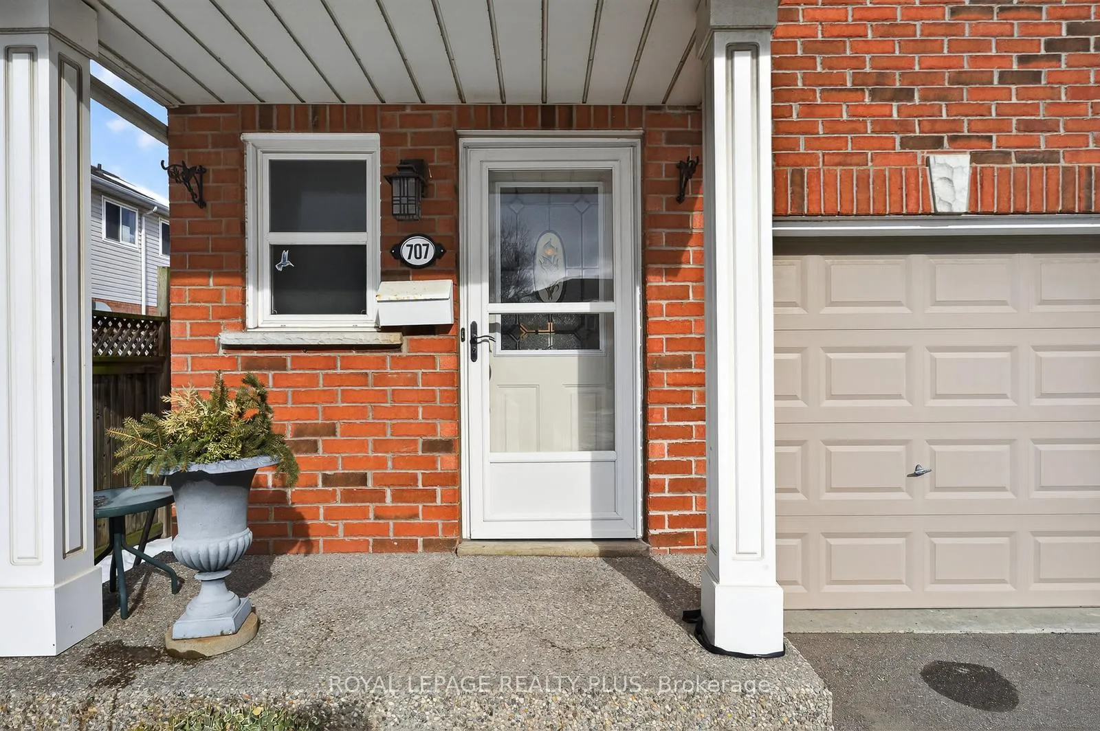 Photo 3 of 707 Inverary Road, Burlington, Shoreacres — HOMEH