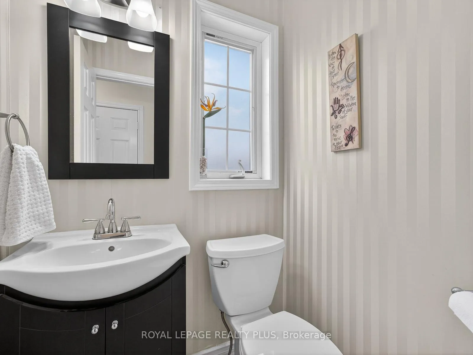 Photo 17 of 707 Inverary Road, Burlington, Shoreacres — HOMEH