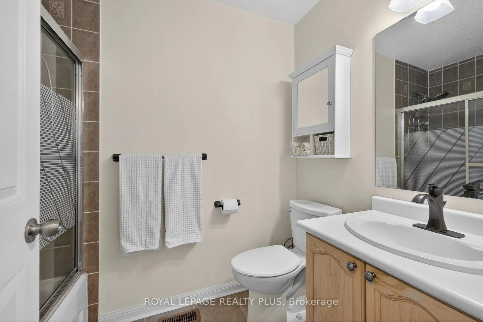 Photo 25 of 707 Inverary Road, Burlington, Shoreacres — HOMEH