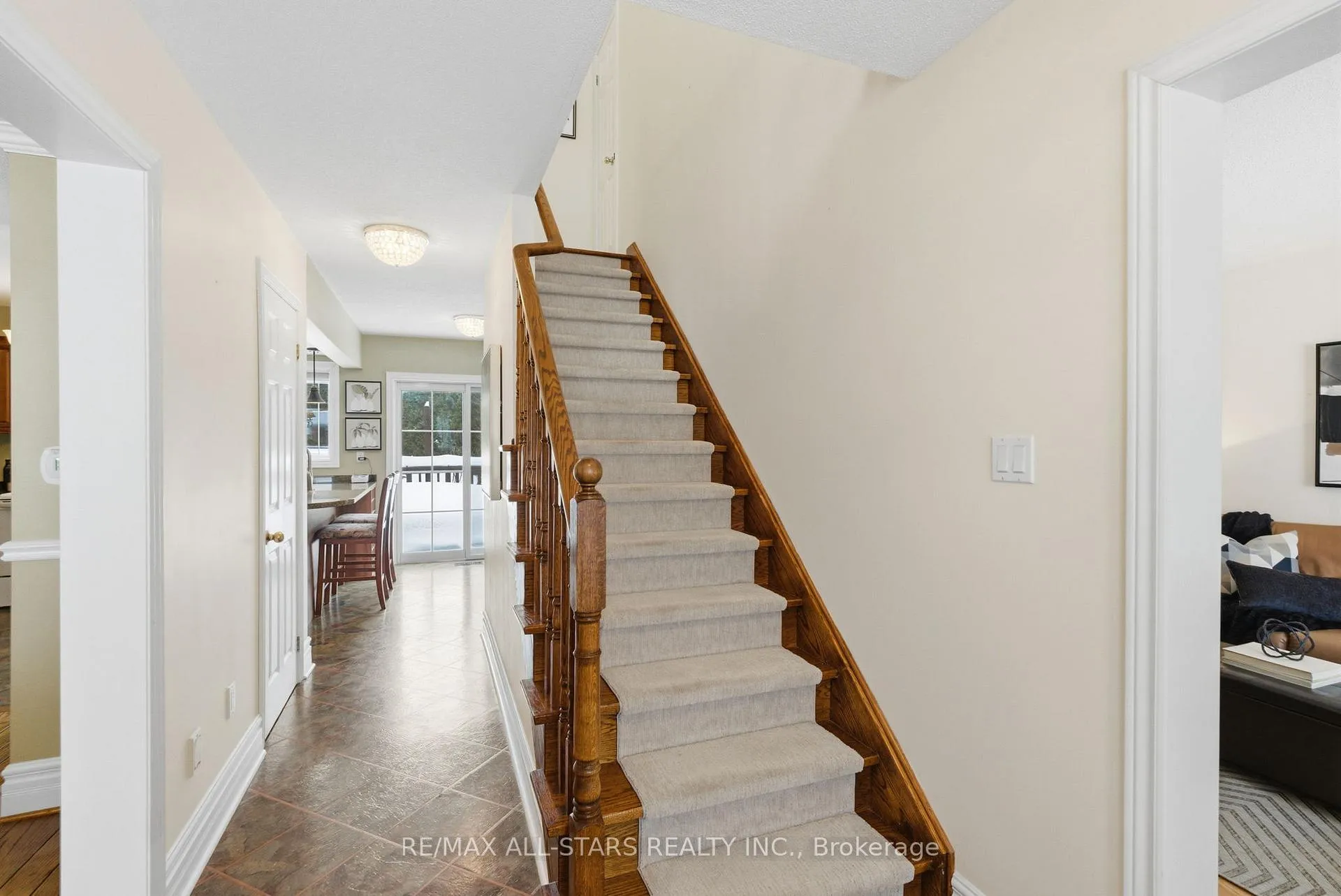 Photo 4 of 8 Colonel Sharpe Crescent, Uxbridge — HOMEH