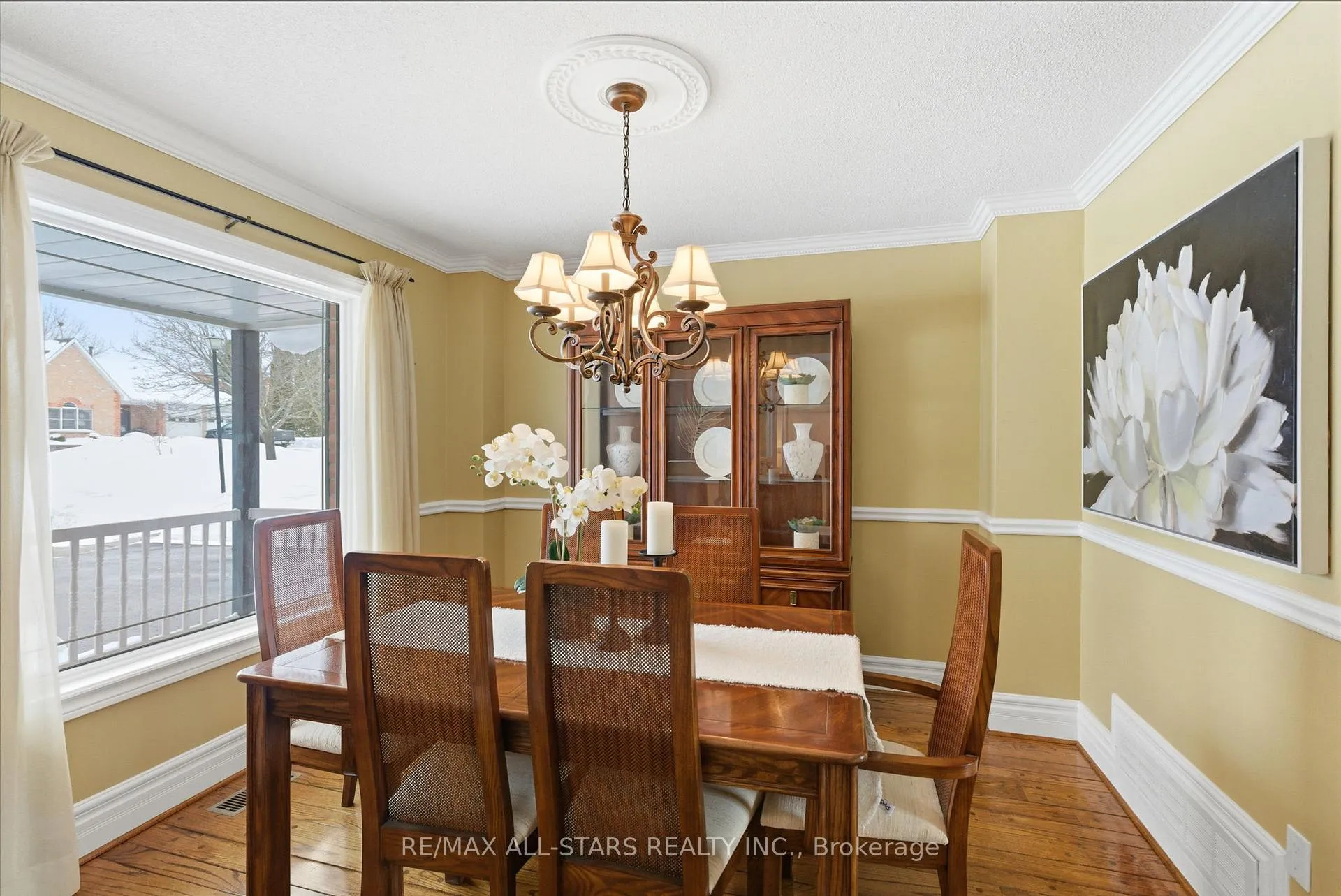Photo 6 of 8 Colonel Sharpe Crescent, Uxbridge — HOMEH