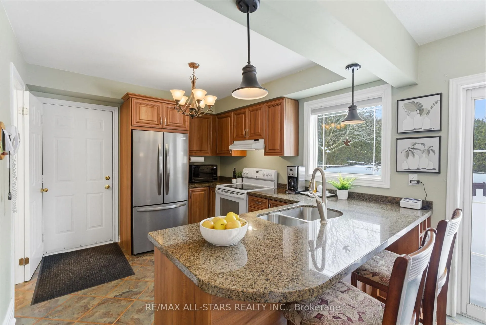 Photo 12 of 8 Colonel Sharpe Crescent, Uxbridge — HOMEH