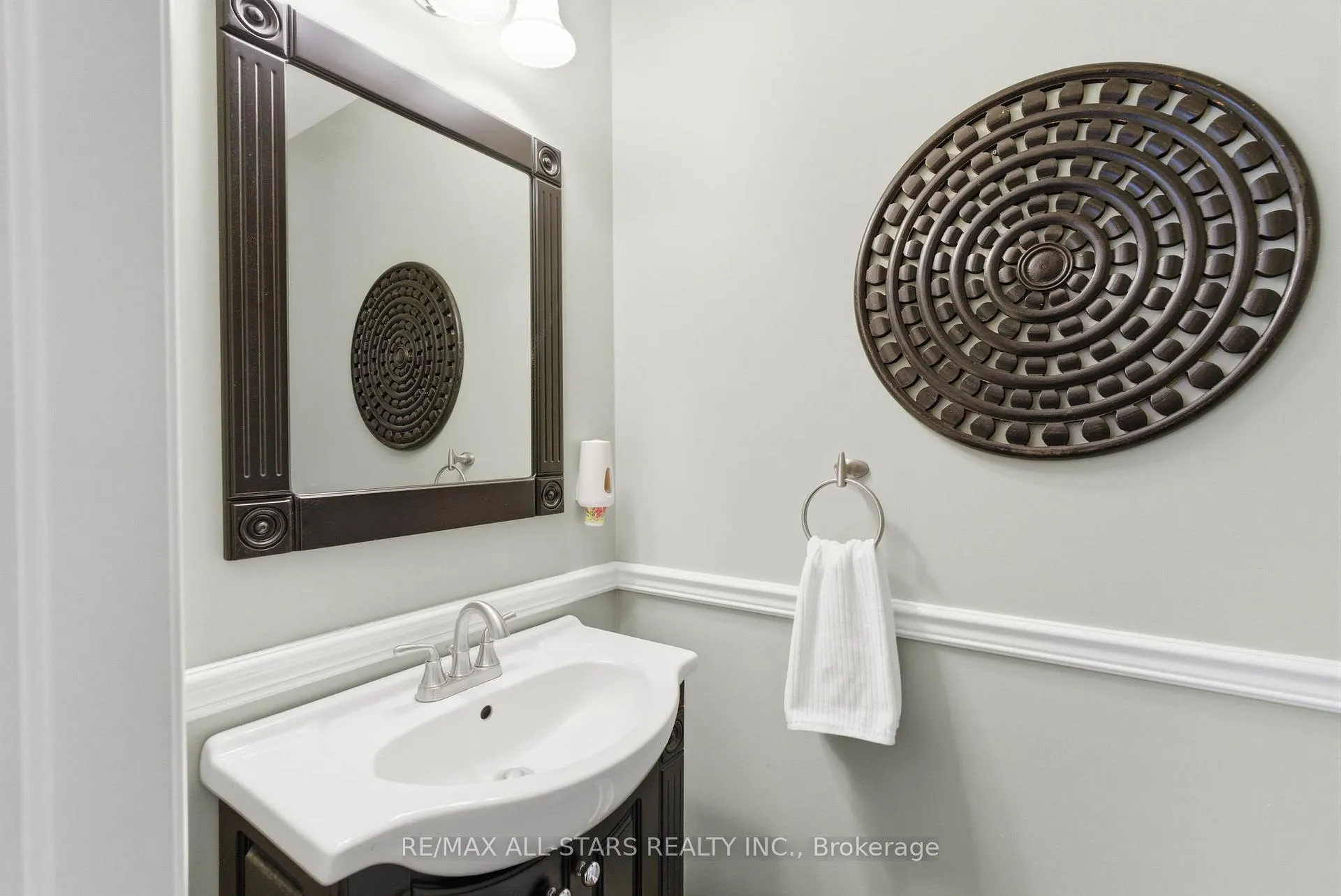 Photo 15 of 8 Colonel Sharpe Crescent, Uxbridge — HOMEH