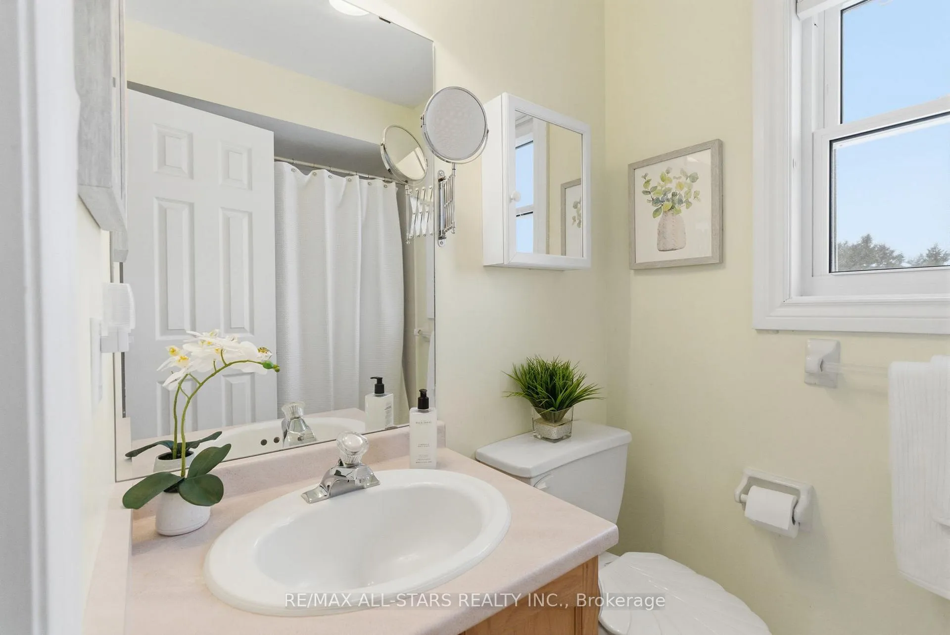 Photo 22 of 8 Colonel Sharpe Crescent, Uxbridge — HOMEH