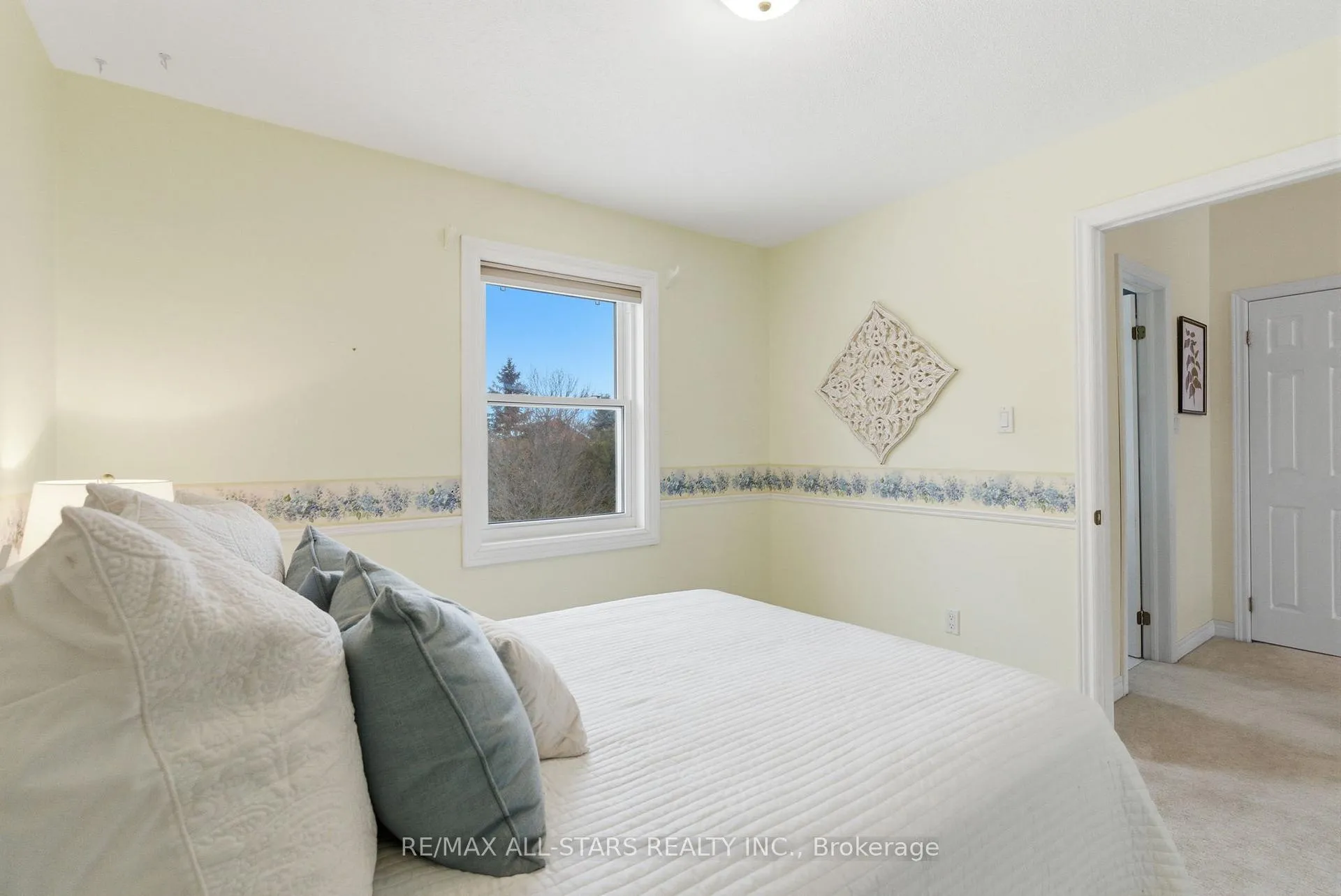 Photo 24 of 8 Colonel Sharpe Crescent, Uxbridge — HOMEH