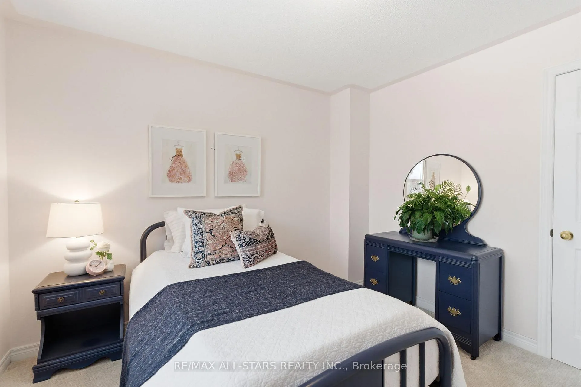 Photo 27 of 8 Colonel Sharpe Crescent, Uxbridge — HOMEH
