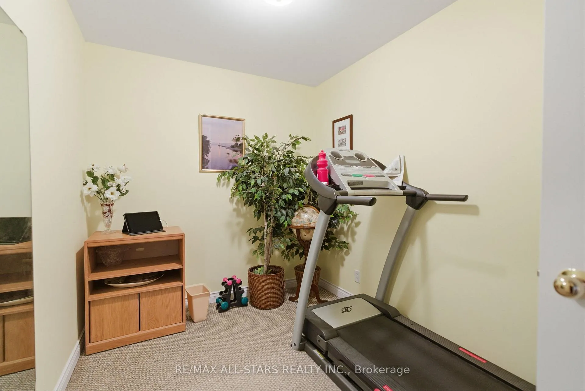 Photo 33 of 8 Colonel Sharpe Crescent, Uxbridge — HOMEH