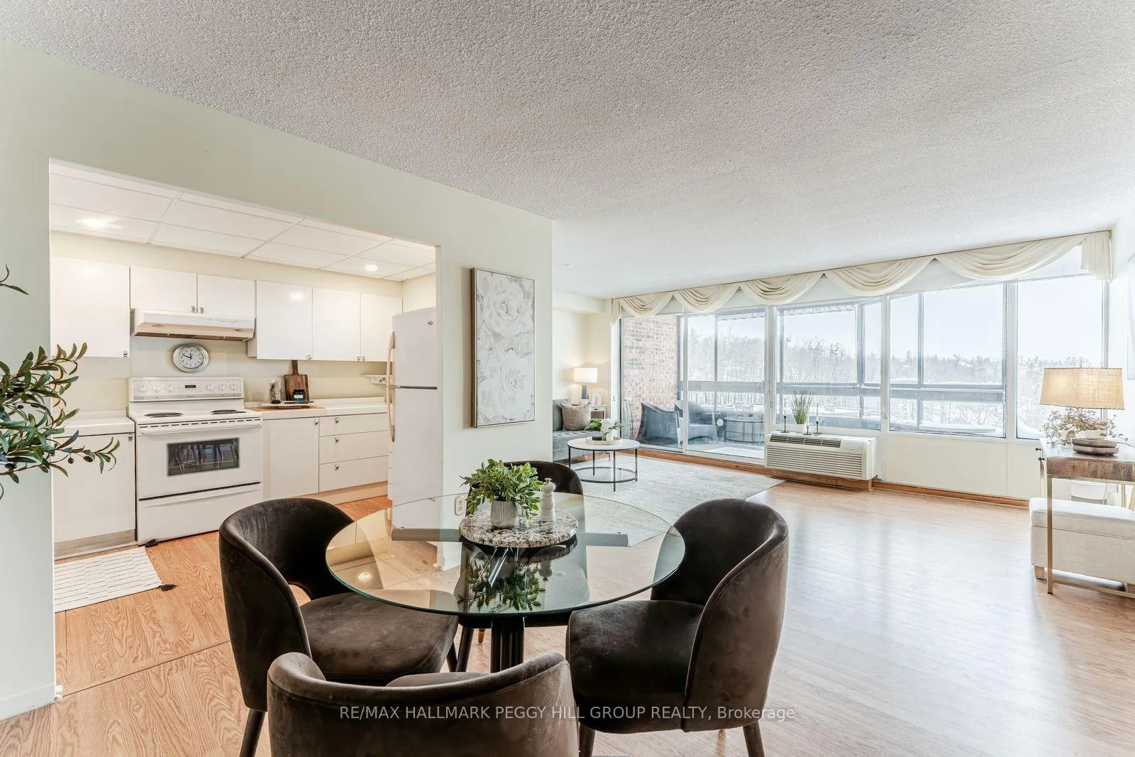 Photo 5 of Unit 803, 181 Collier Street, Barrie, North Shore — HOMEH
