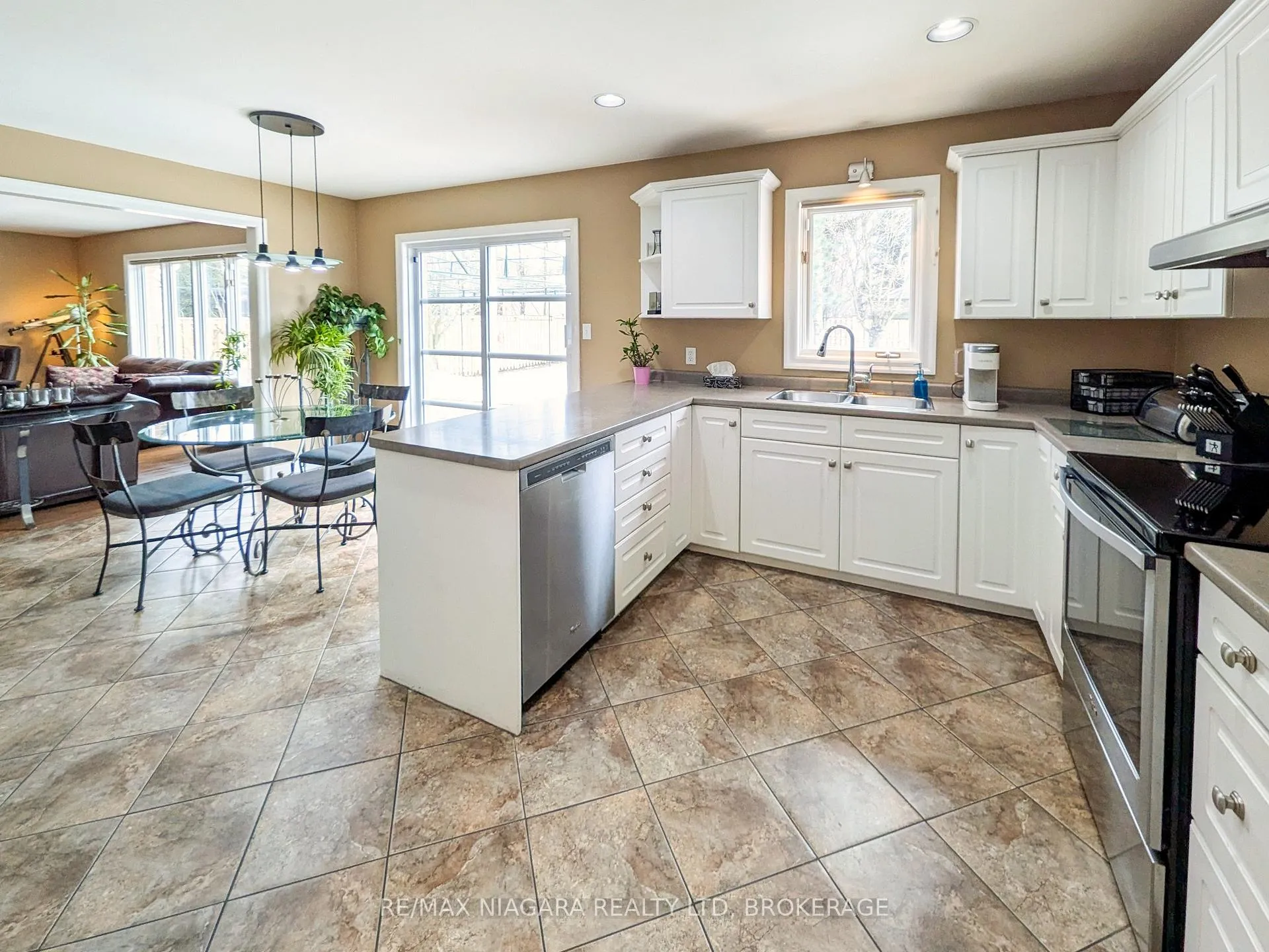 Photo 10 of 7874 Bishop Avenue, Niagara Falls, Mt. Carmel — HOMEH