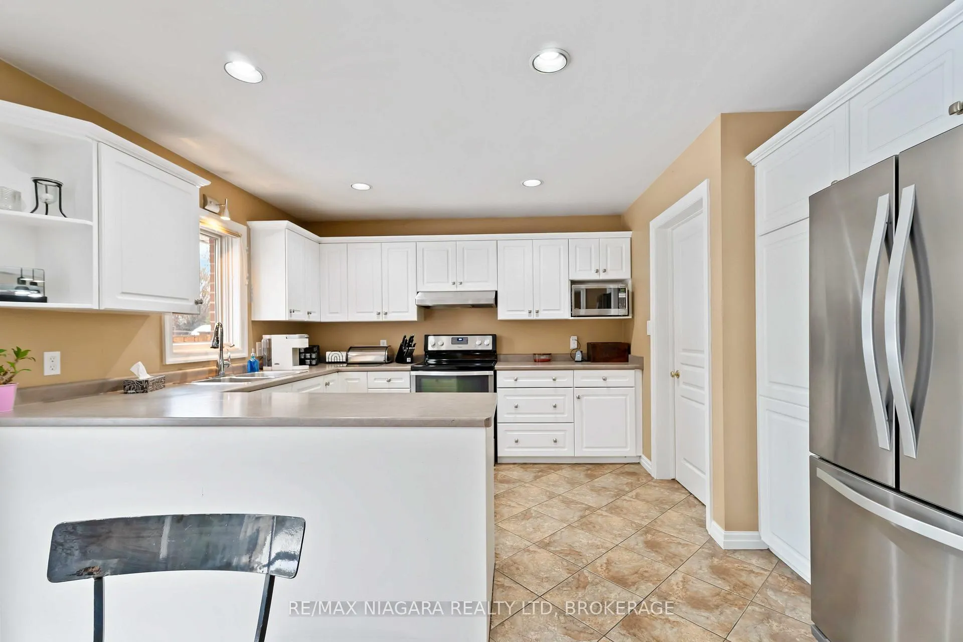 Photo 11 of 7874 Bishop Avenue, Niagara Falls, Mt. Carmel — HOMEH