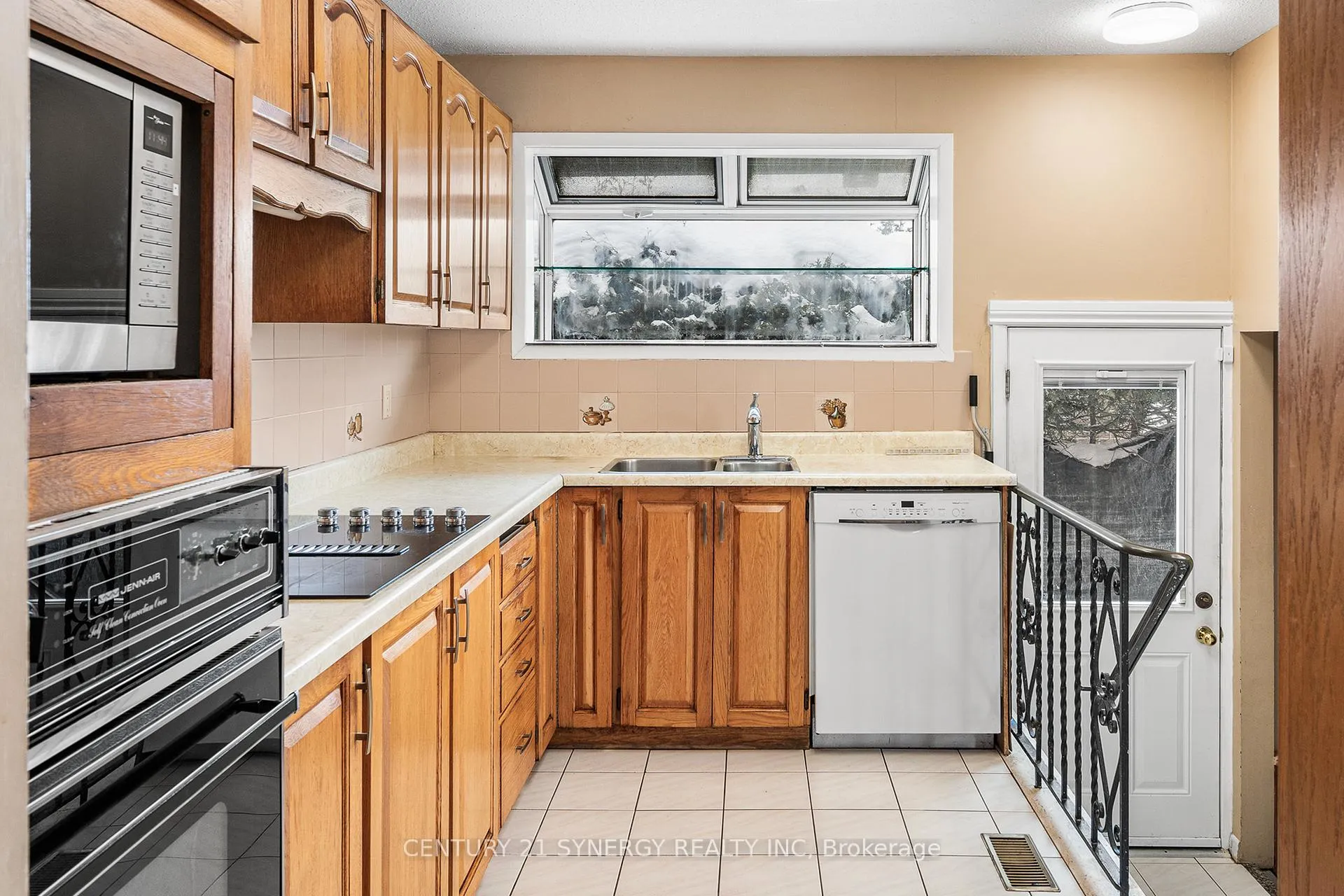Photo 10 of 2414 Joliffe Street, Ottawa, Hawthorne Meadows — HOMEH