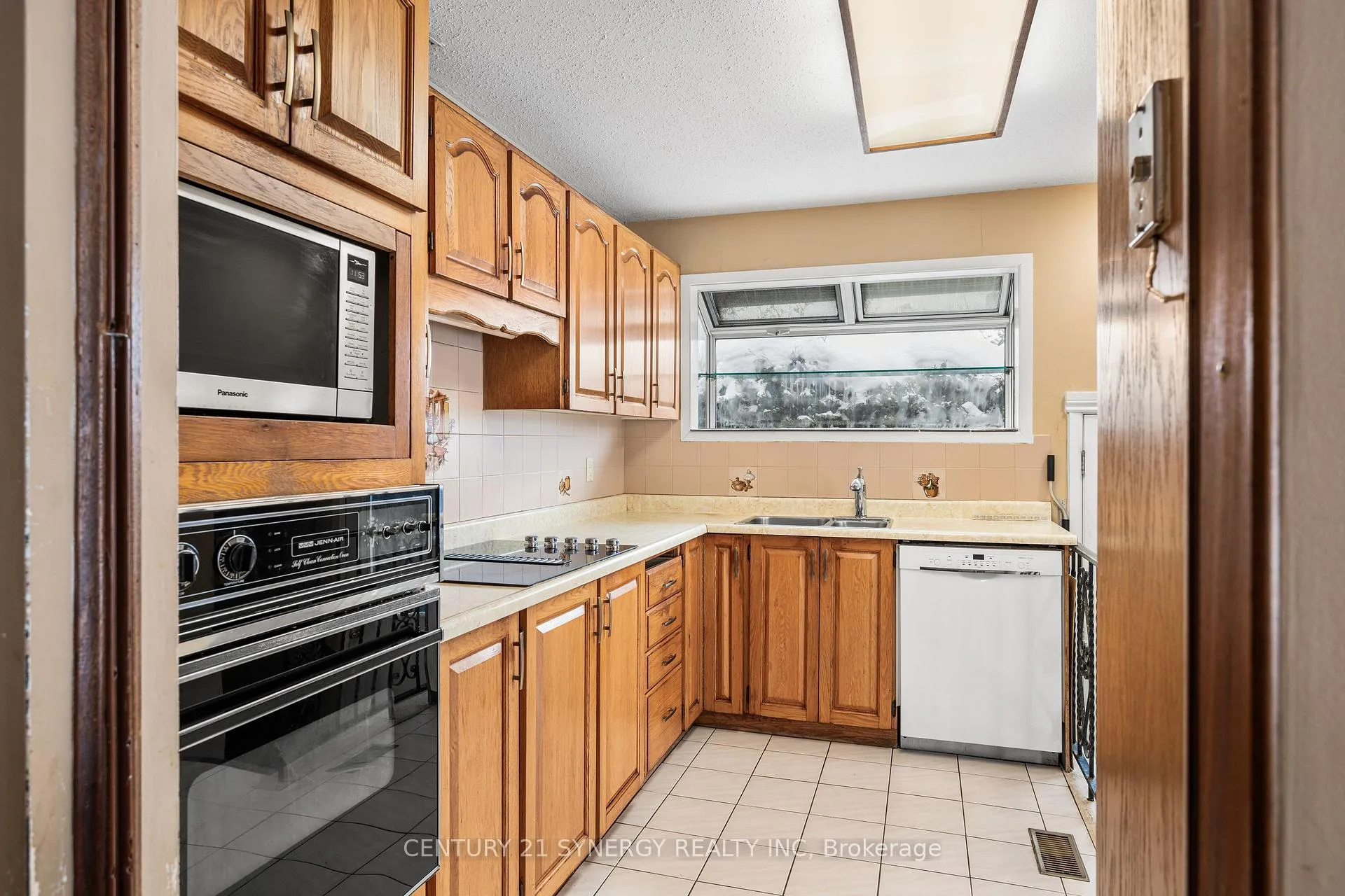 Photo 11 of 2414 Joliffe Street, Ottawa, Hawthorne Meadows — HOMEH