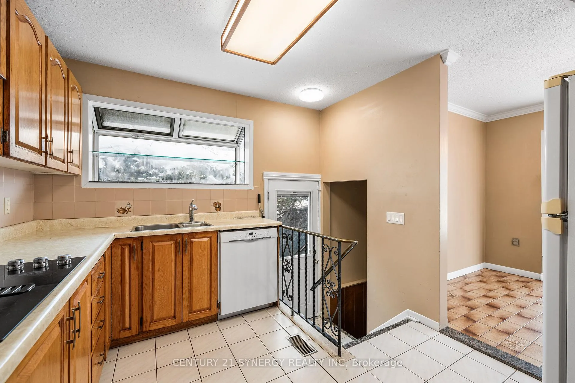 Photo 12 of 2414 Joliffe Street, Ottawa, Hawthorne Meadows — HOMEH