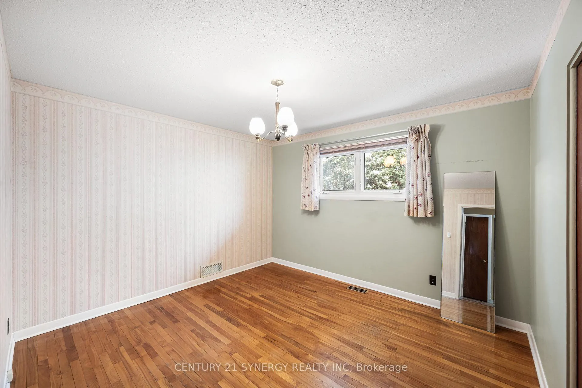 Photo 24 of 2414 Joliffe Street, Ottawa, Hawthorne Meadows — HOMEH