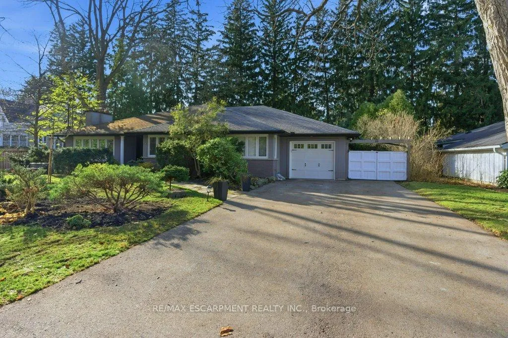 Photo 2 of 16 Lovers Lane, Hamilton, Ancaster — HOMEH