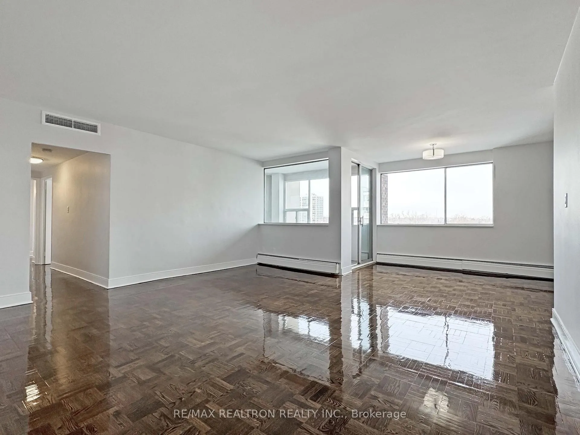 Photo 2 of Unit 903, 9 Deer Park Crescent, Toronto, Yonge-St. Clair — HOMEH