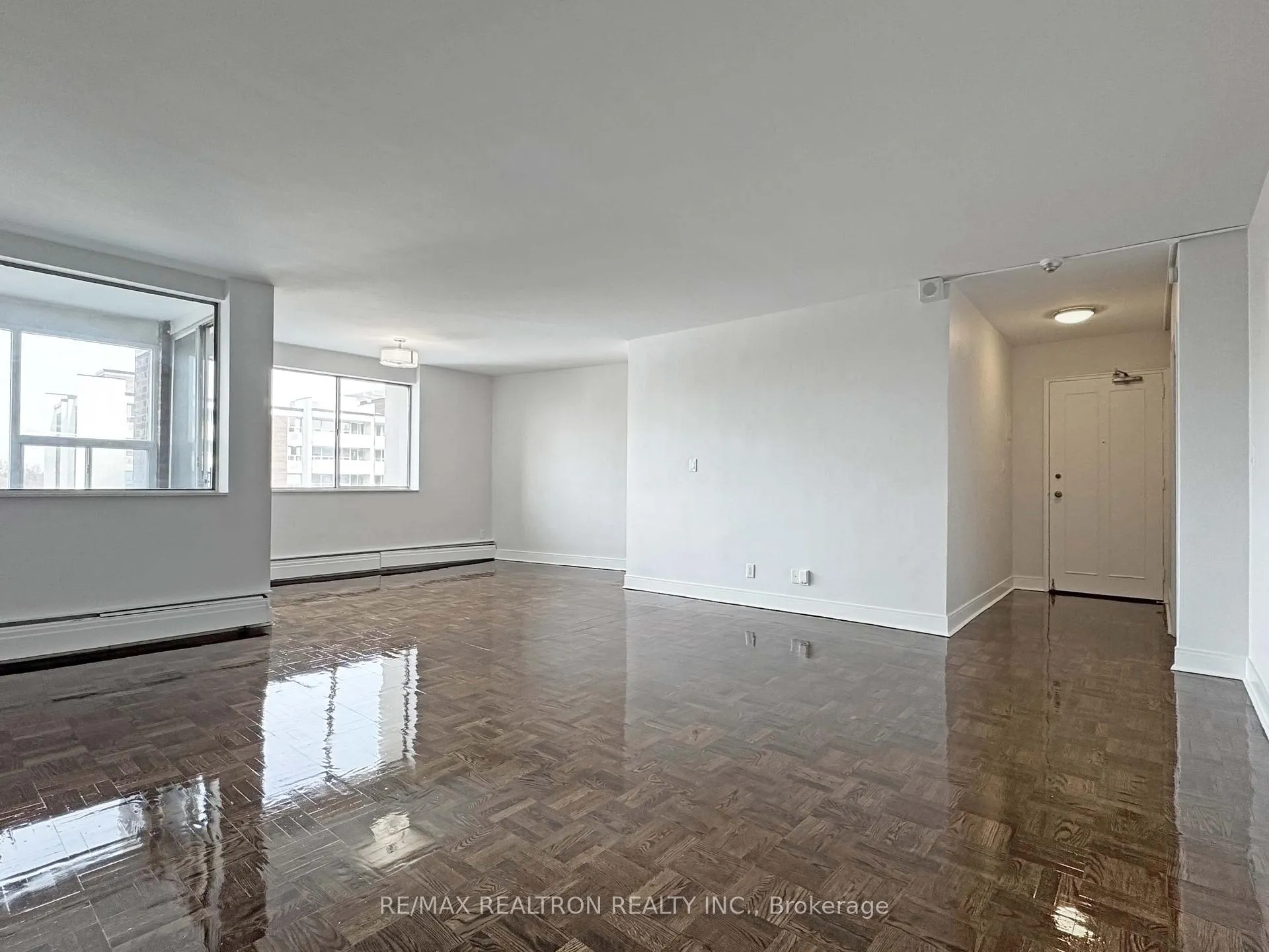 Photo 3 of Unit 903, 9 Deer Park Crescent, Toronto, Yonge-St. Clair — HOMEH