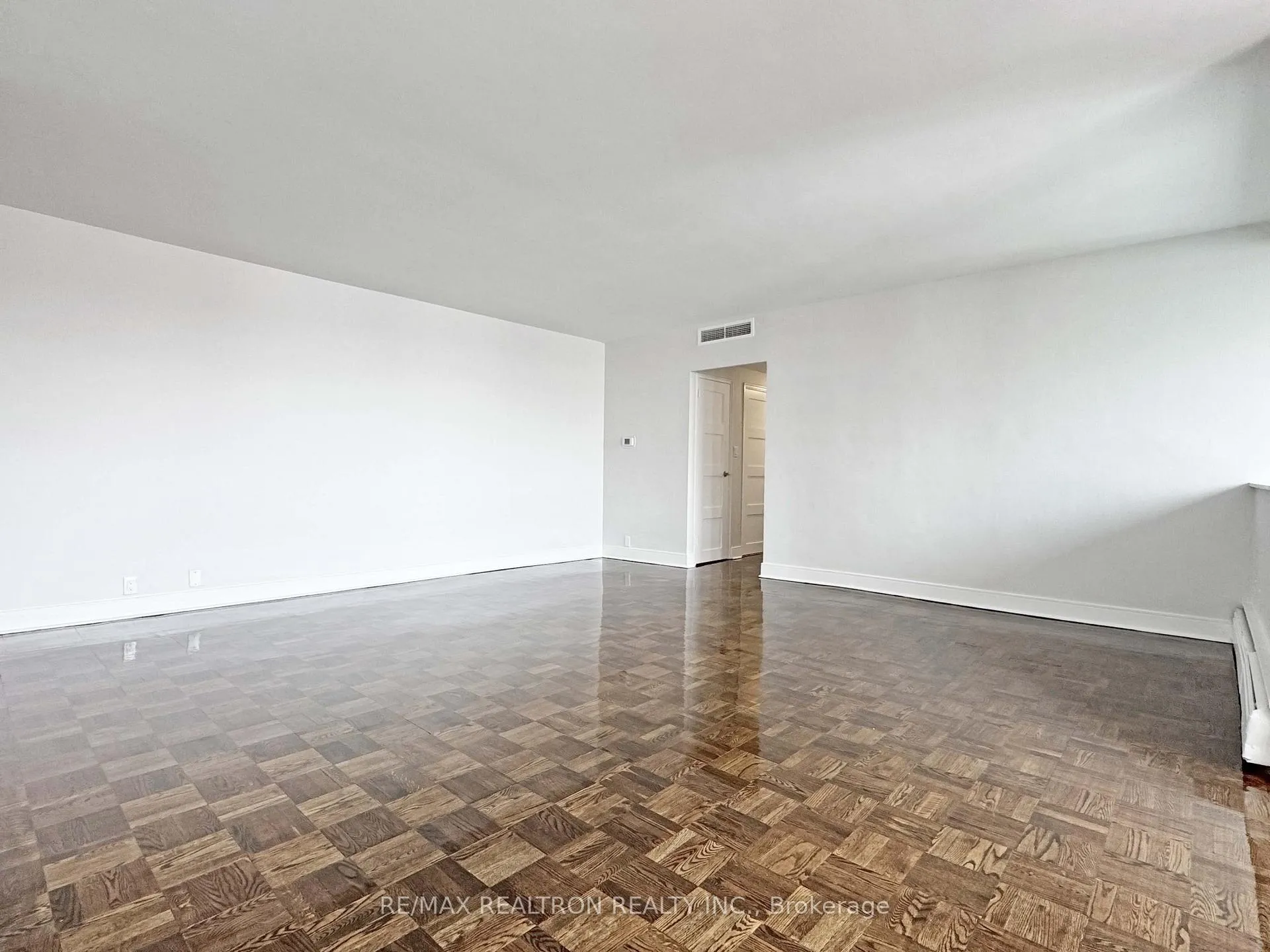 Photo 4 of Unit 903, 9 Deer Park Crescent, Toronto, Yonge-St. Clair — HOMEH