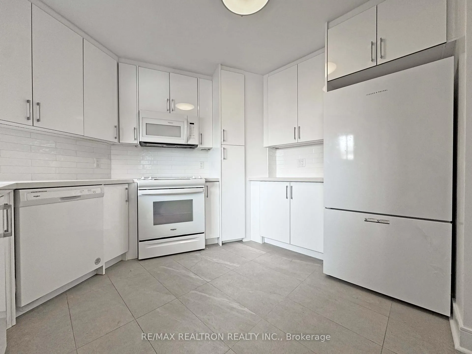 Photo 5 of Unit 903, 9 Deer Park Crescent, Toronto, Yonge-St. Clair — HOMEH