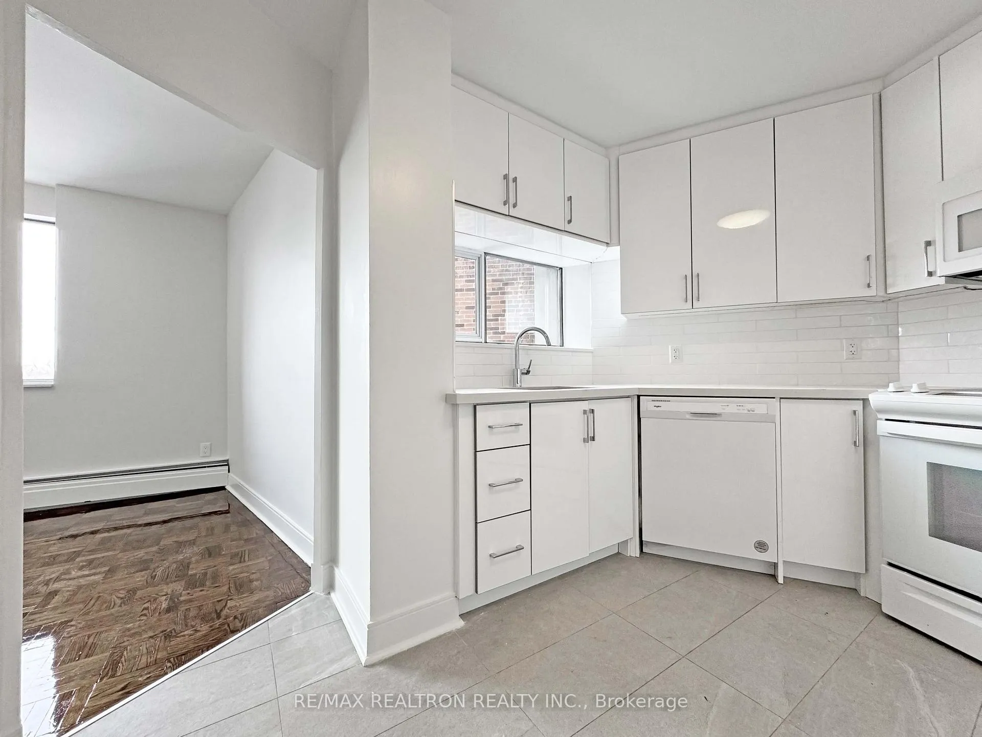 Photo 6 of Unit 903, 9 Deer Park Crescent, Toronto, Yonge-St. Clair — HOMEH