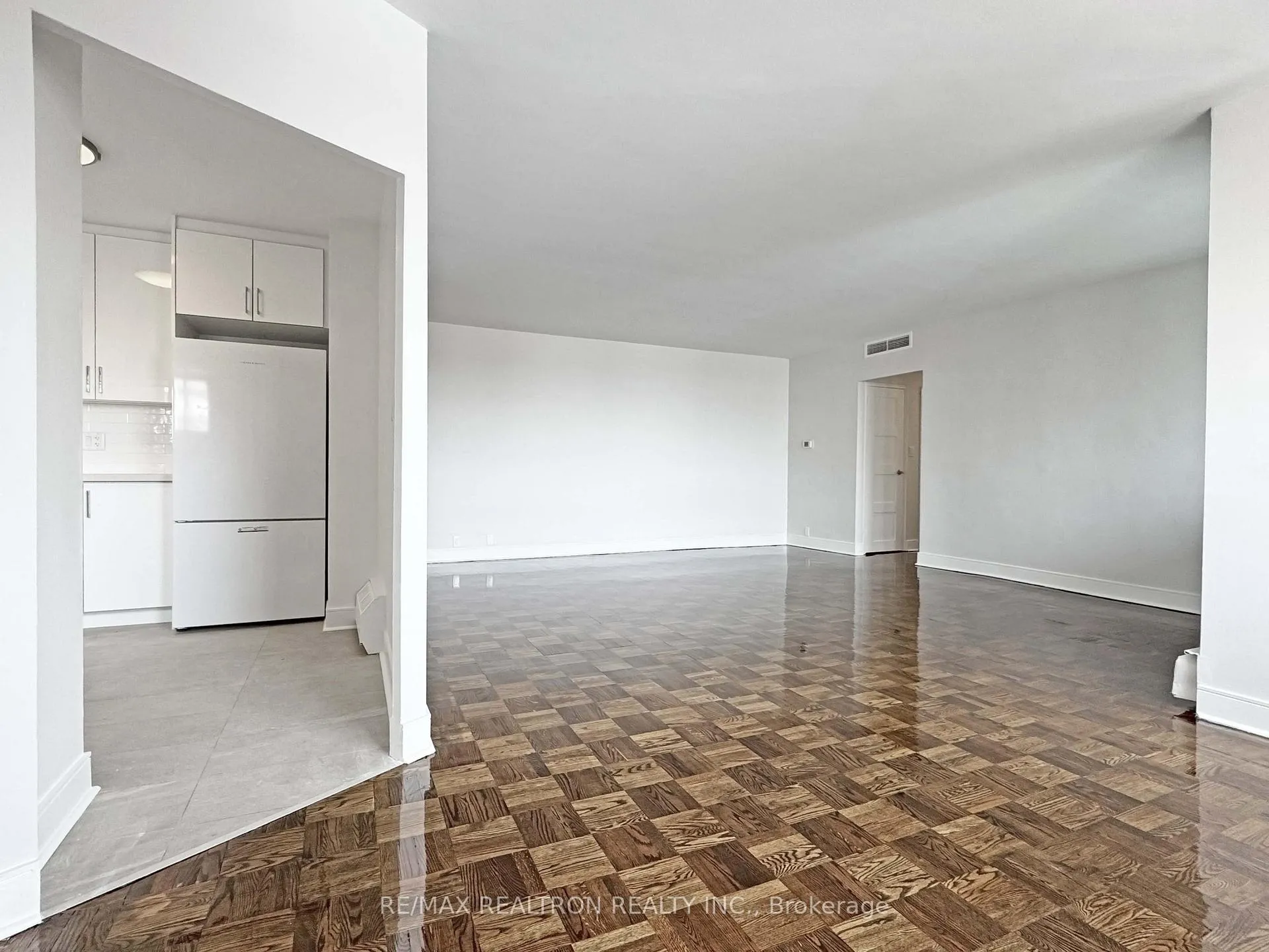 Photo 7 of Unit 903, 9 Deer Park Crescent, Toronto, Yonge-St. Clair — HOMEH