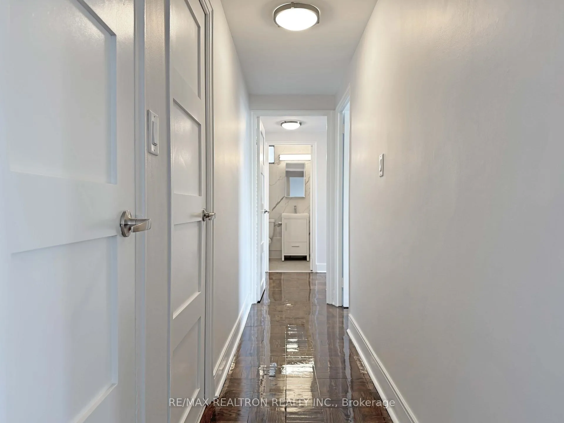Photo 8 of Unit 903, 9 Deer Park Crescent, Toronto, Yonge-St. Clair — HOMEH