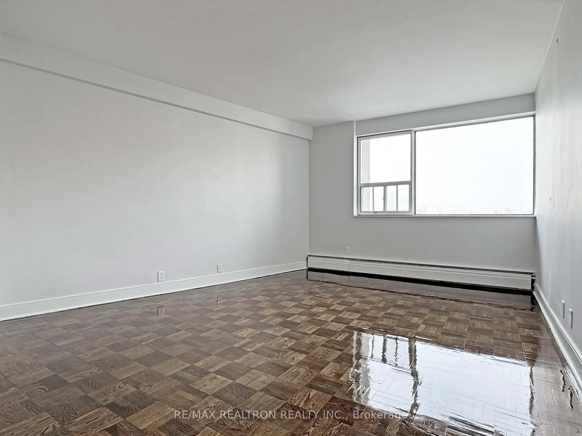 Photo 9 of Unit 903, 9 Deer Park Crescent, Toronto, Yonge-St. Clair — HOMEH