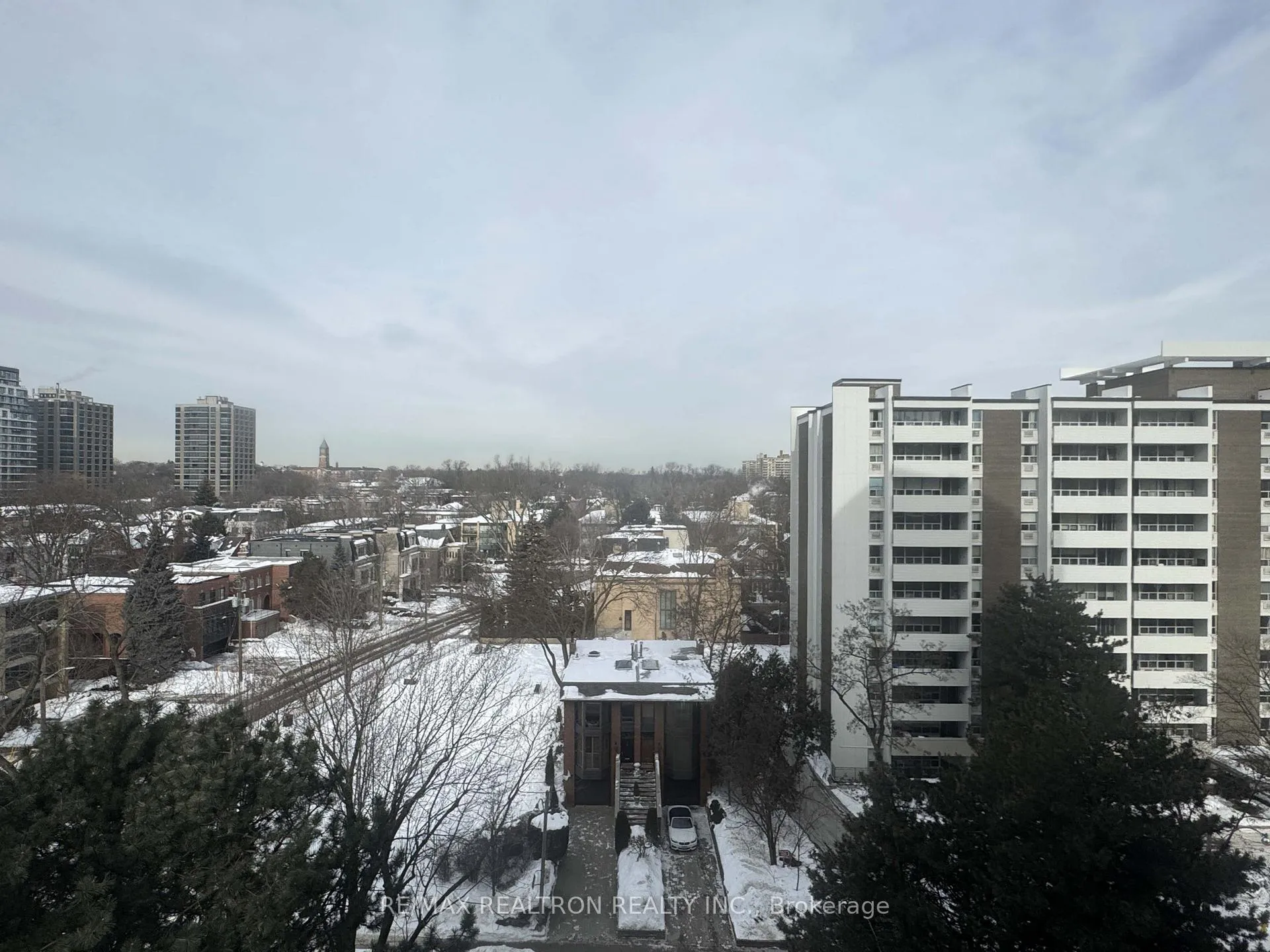 Photo 10 of Unit 903, 9 Deer Park Crescent, Toronto, Yonge-St. Clair — HOMEH