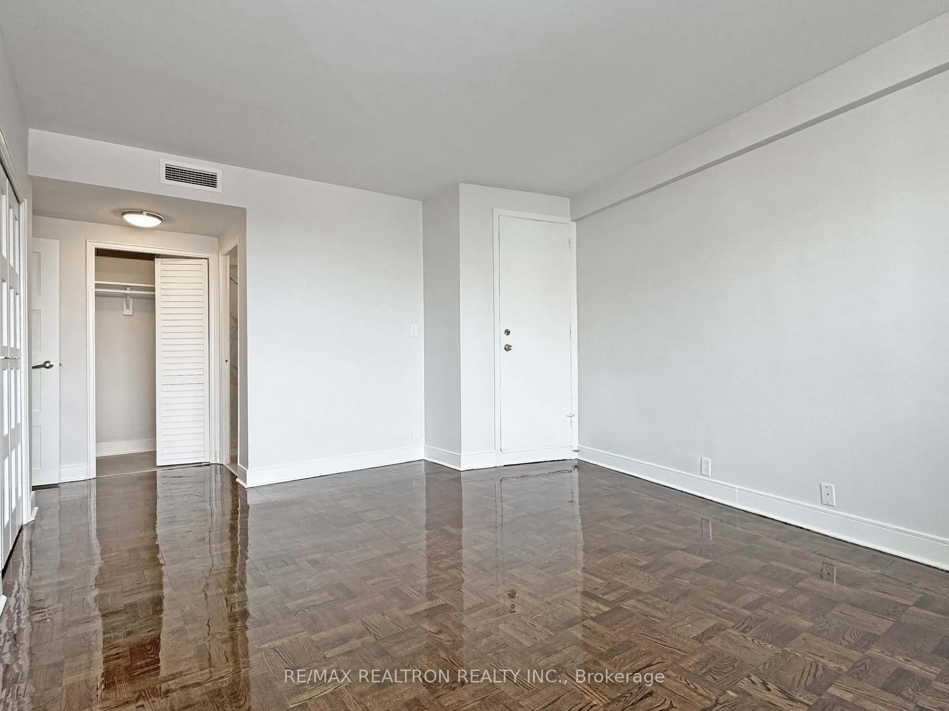 Photo 11 of Unit 903, 9 Deer Park Crescent, Toronto, Yonge-St. Clair — HOMEH