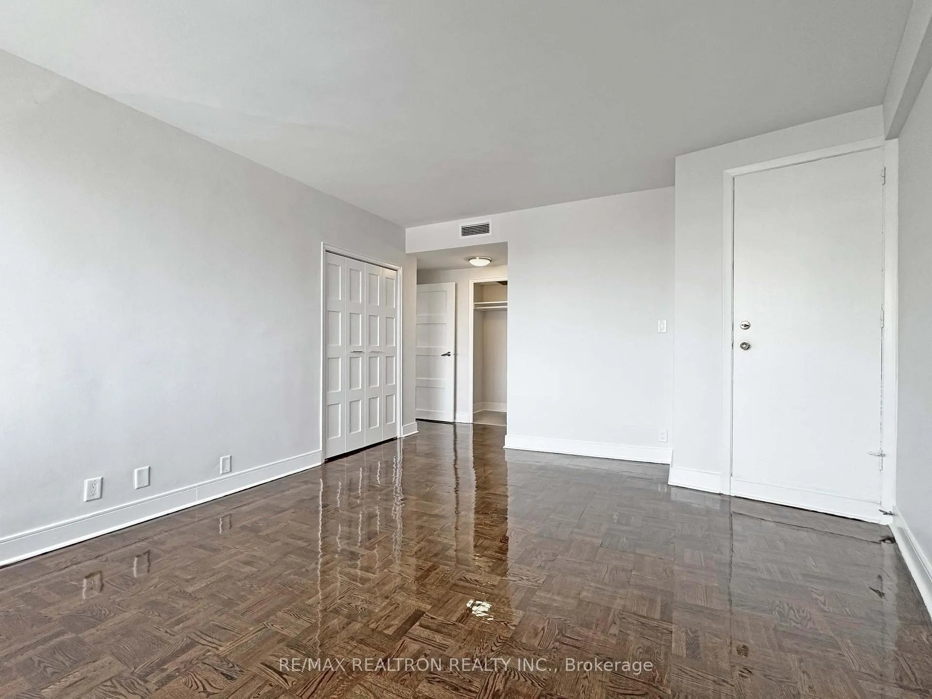 Photo 12 of Unit 903, 9 Deer Park Crescent, Toronto, Yonge-St. Clair — HOMEH