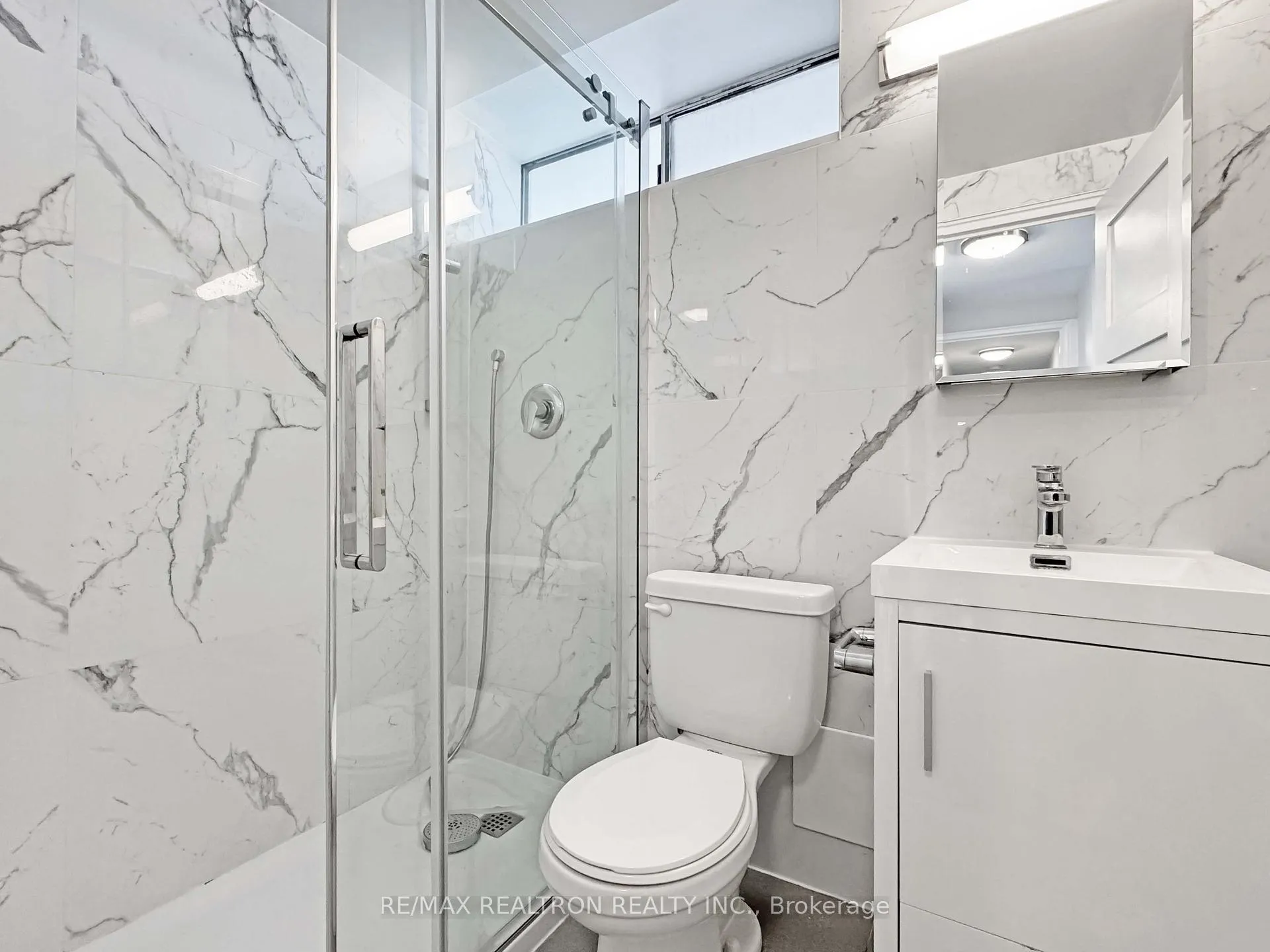 Photo 13 of Unit 903, 9 Deer Park Crescent, Toronto, Yonge-St. Clair — HOMEH